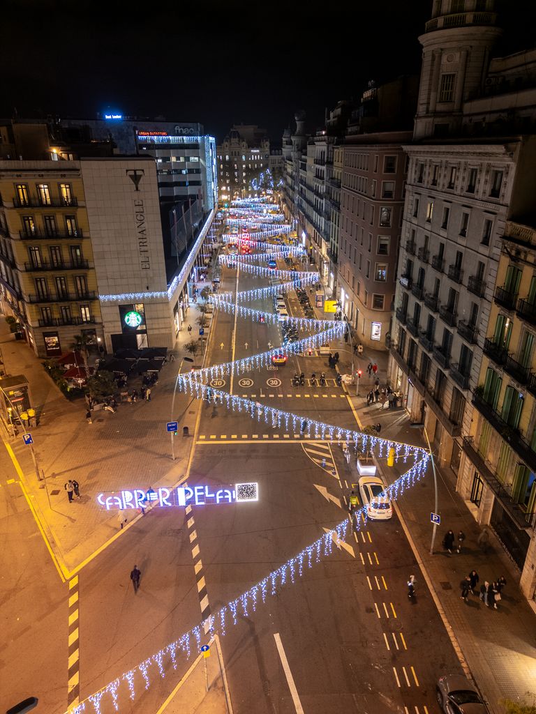 Vista aérea de las luces de Navidad de la calle de Pelai