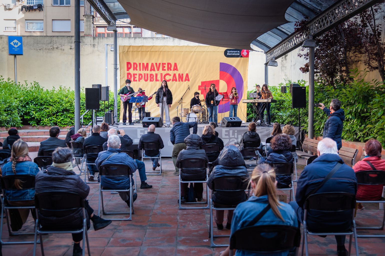 Grup de joves de l’Escola Municipal de Música Joan Manuel Serrat enmig de la seva actuació als Jardins Casa Elizalde
