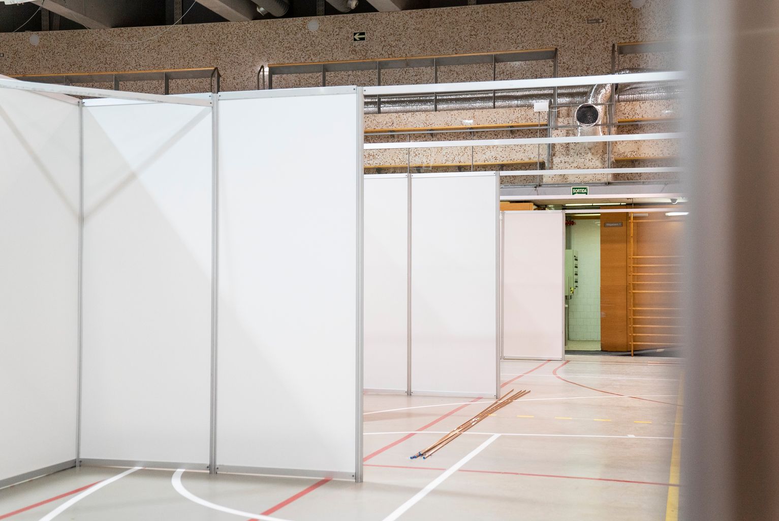 Pista del CEM Claror Barceloneta amb l’emplafonat sobre la pista