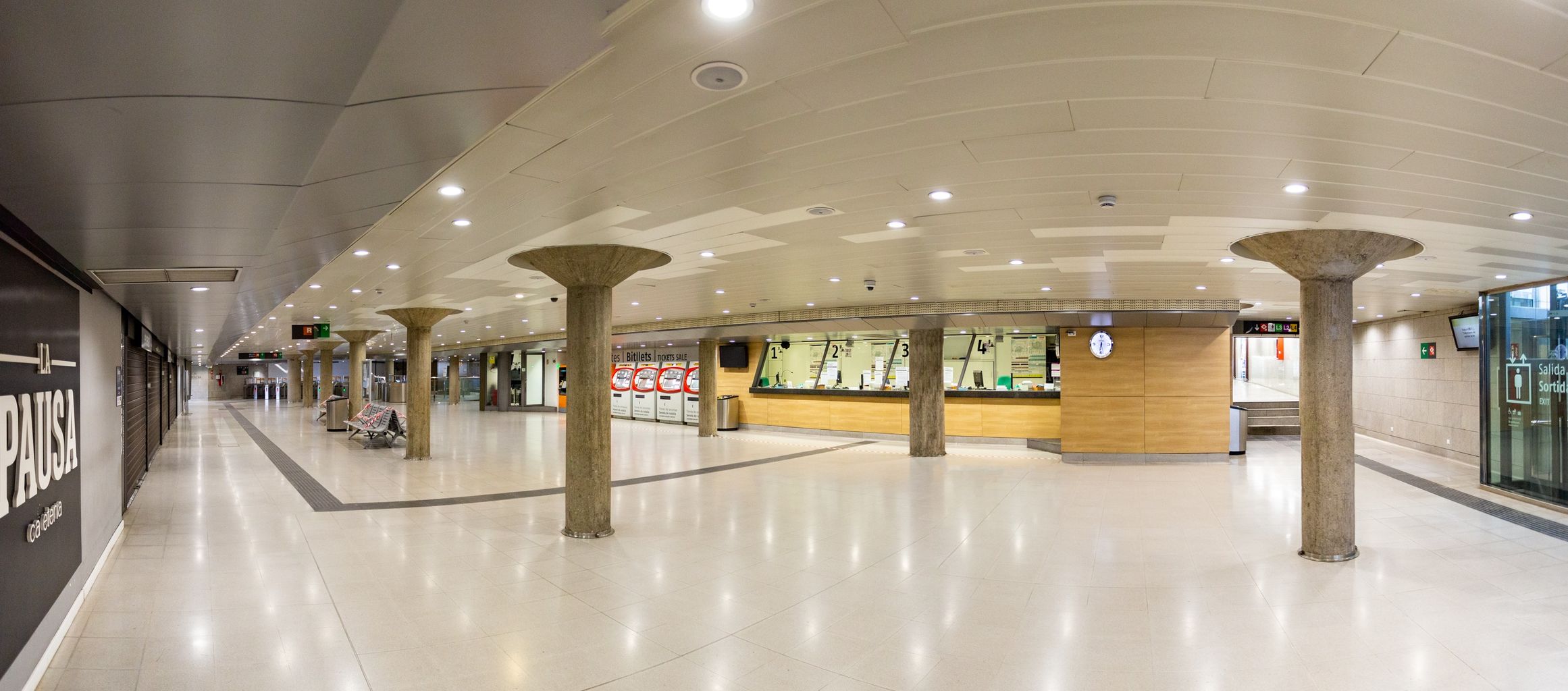 Estación de Passeig de Gràcia con el vestíbulo totalmente vacío