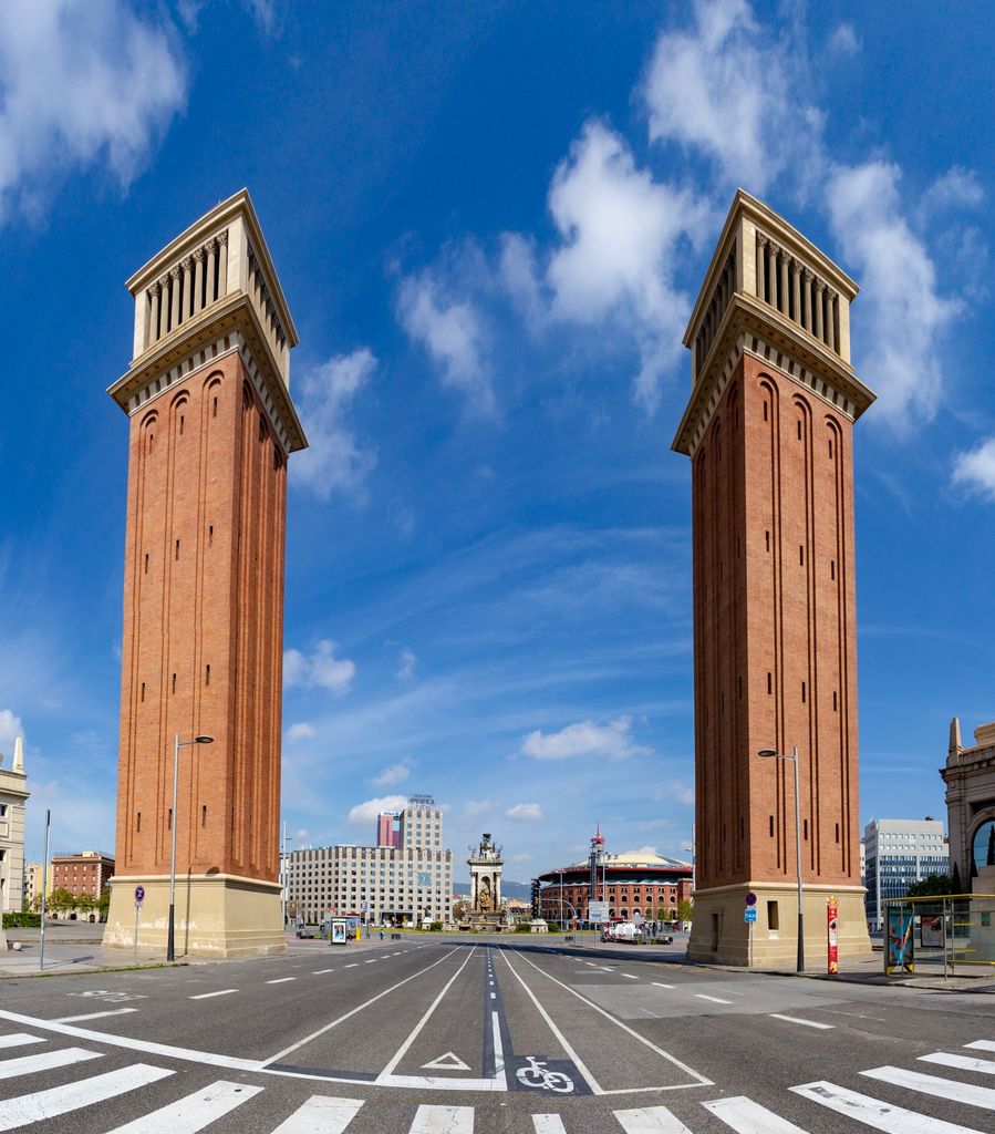 Vista de l’avinguda de la Reina Maria Cristina i plaça d’Espanya amb les Torres Venecianes en primer terme