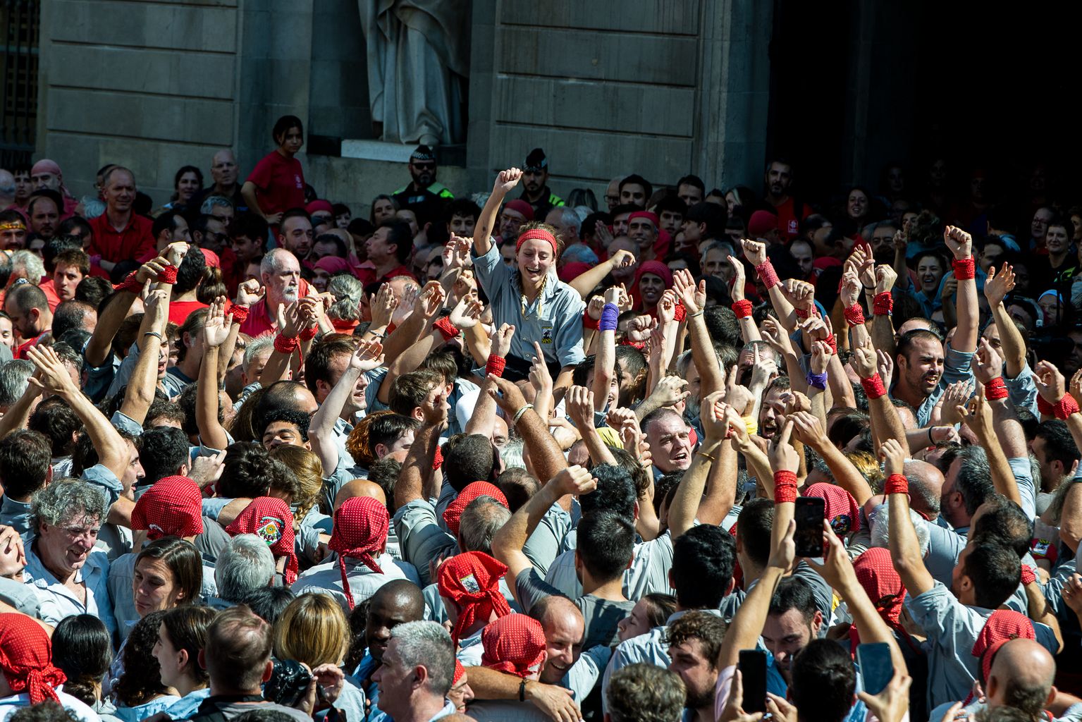 Els Castellers de Sants celebrant la consecució d'un dels castells