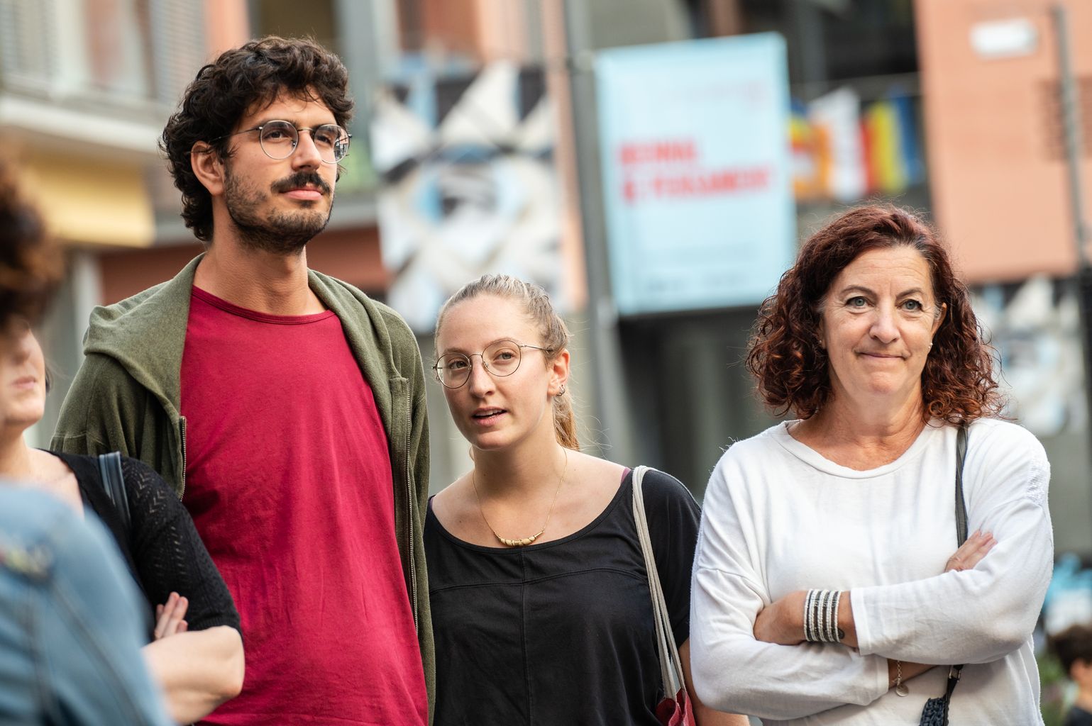 Asistentes a la actividad "Paseos peripatéticos. Democracia y justicia" de la Bienal de Pensamiento durante el recorrido por Gràcia