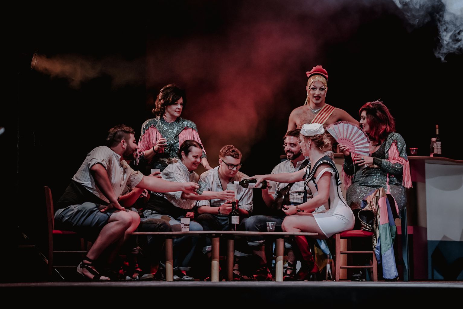 Diferents personatges dalt de l'escenari de l'espectacle "Glòria a la patrona princesa de Barcelona"