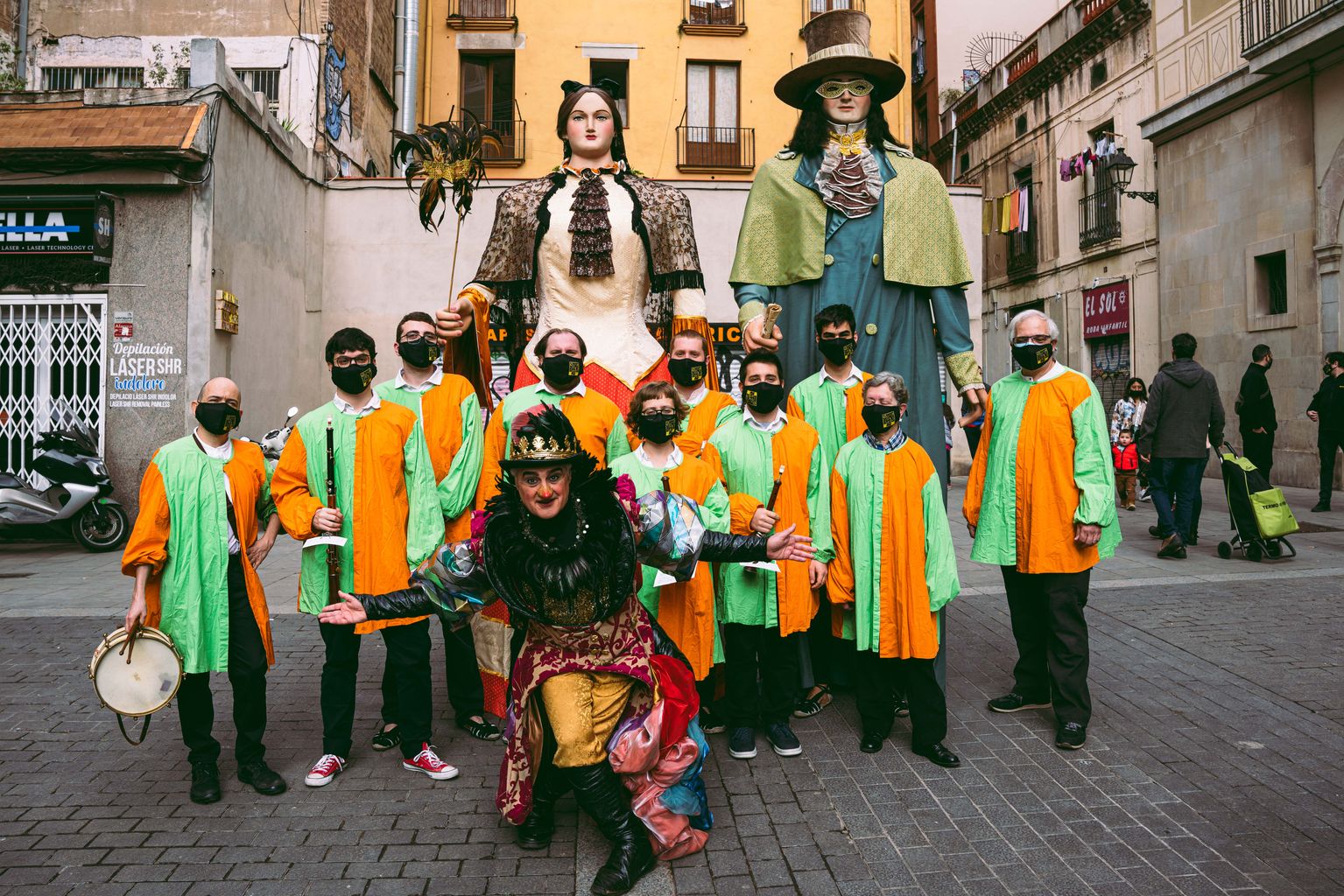 Gegants de la Casa de la Caritat amb els membres del seu seguici i el rei Carnestoltes a la plaça de la Gardunya
