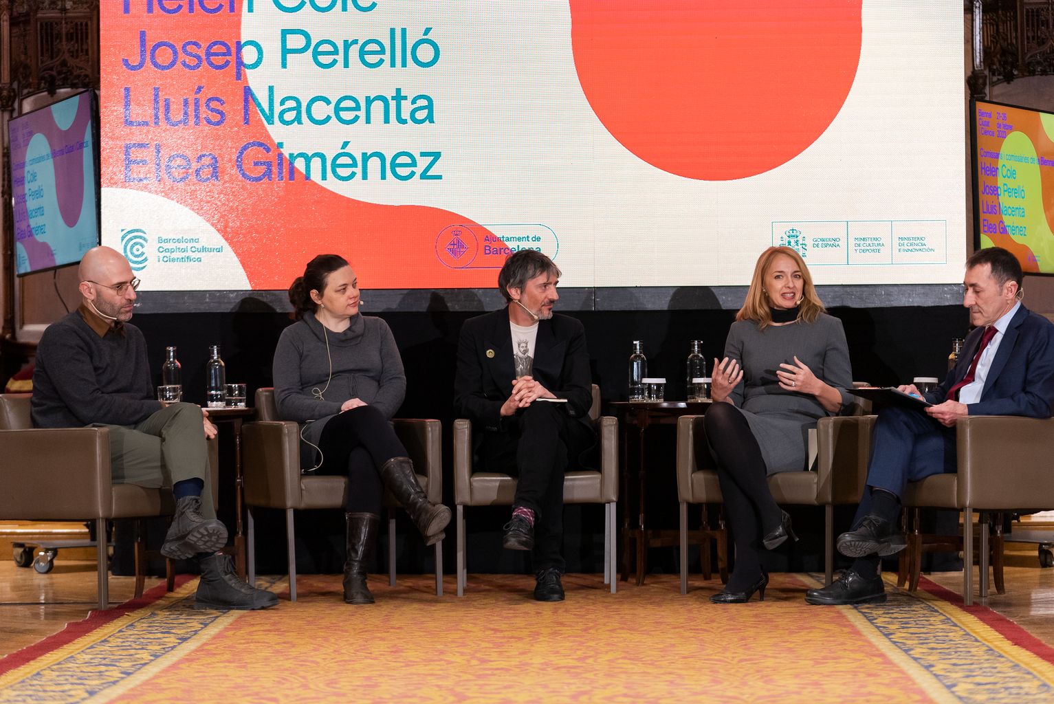 Lluís Nacenta, Helen Cole, Josep Perelló, Elea Giménez i Josep Corbella durant l’acte de presentació de la Biennal Ciutat i Ciència 2023, al Saló de Cent de l’Ajuntament de Barcelona.