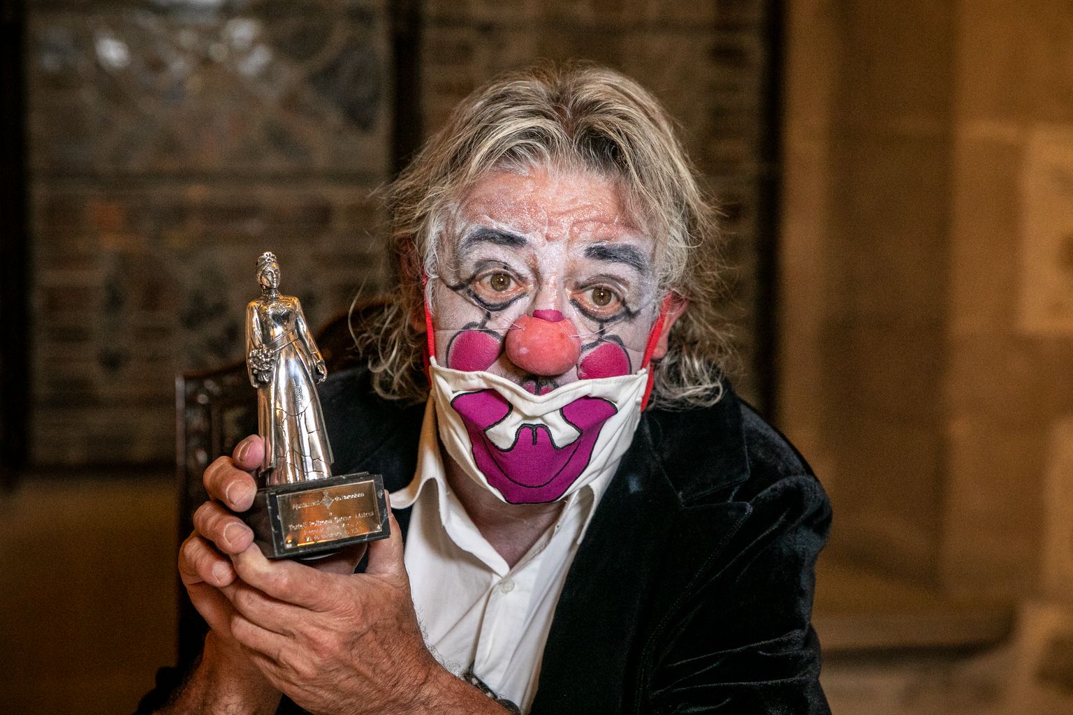 El Tortell Poltrona mostra una estatueta de la geeganta Violant que el reconeix com a pregoner de la Mercè 2020 