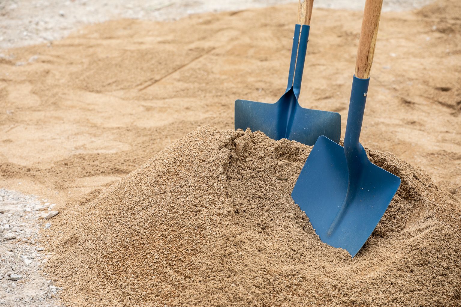 Munt de sorra amb dues pales