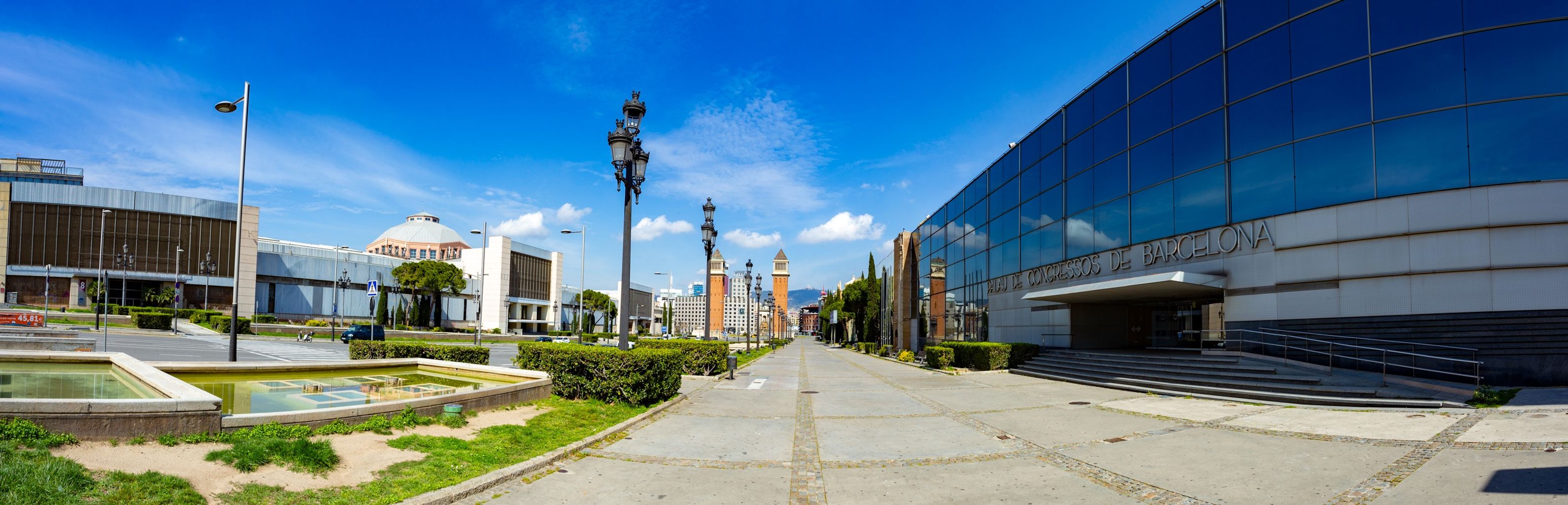 Avinguda de la Reina Maria Cristina amb els espais firals i les Torres Venecianes al fons. Districte de Sants-Montjuïc.