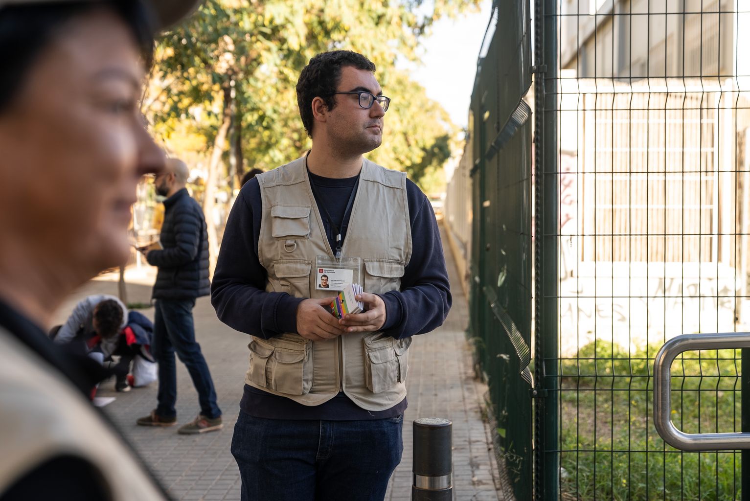 Un informador de la ciutat amb una de pila de tríptics “Moure’s en bicicleta per Barcelona” a les mans.