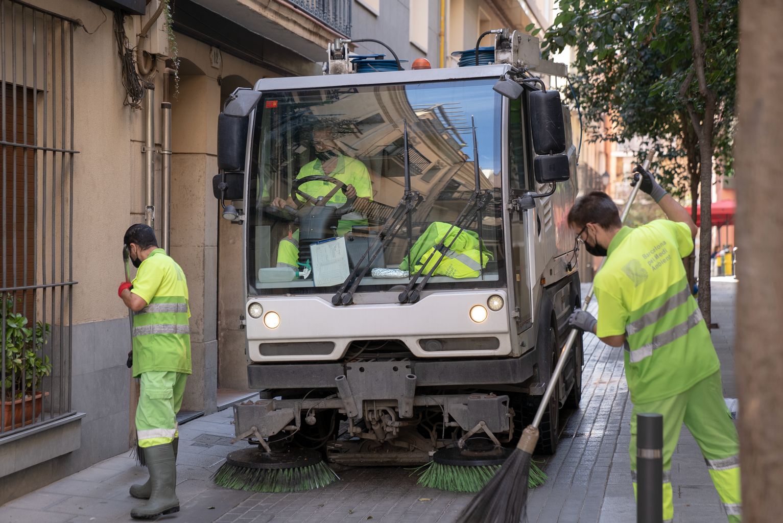 Barrido mixto con vehículo y trabajadores del Servicio de Limpieza en una calle de Sarrià