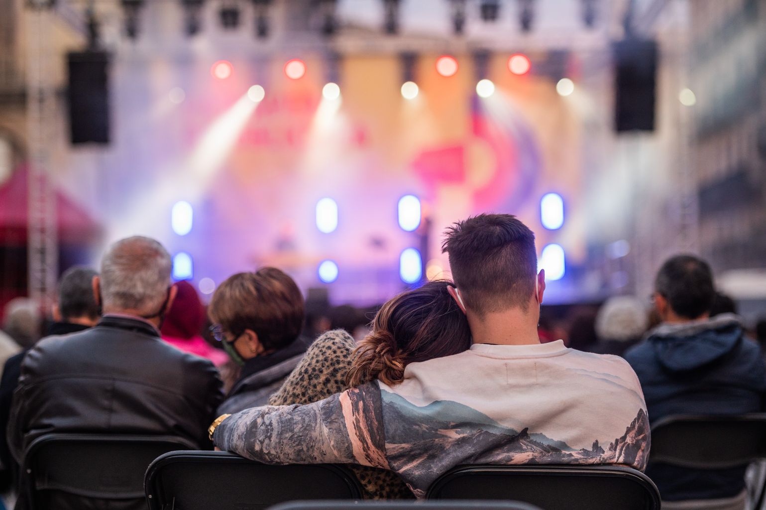 Una parella s’abraça mentre segueix el concert “Per més que feu, no passareu” en el marc de la Primavera Republicana