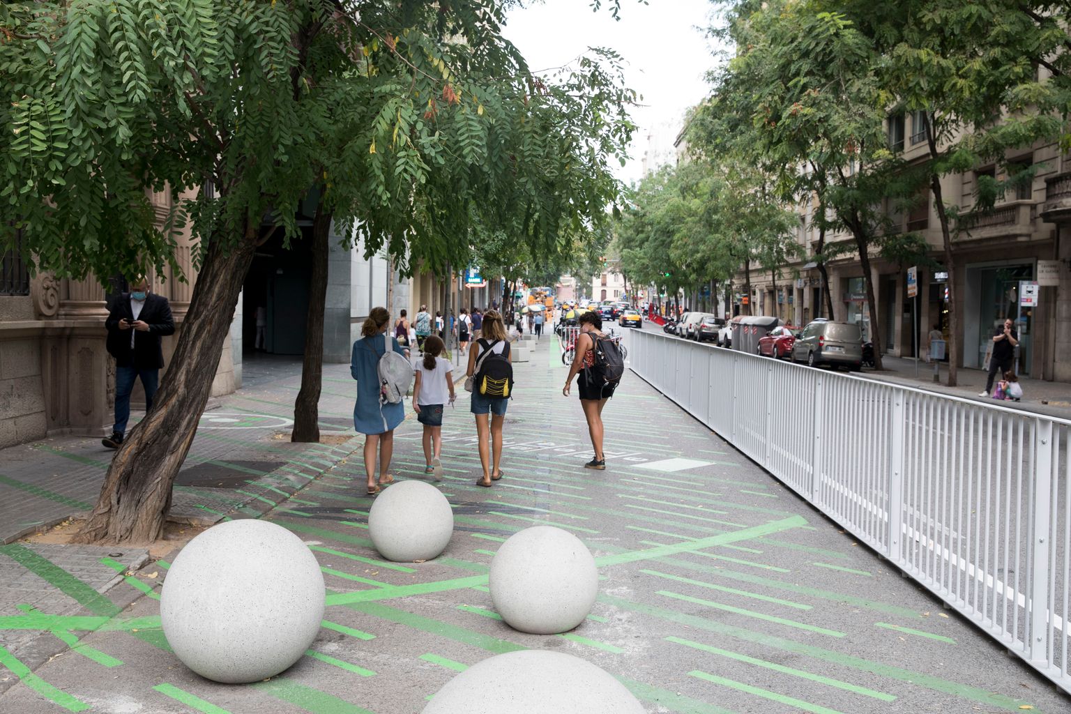 Esferes i semiesferes de formigó a la zona pacificada de l’Escola Pia Balmes, prop de l’entrada de travessera de Gràcia
