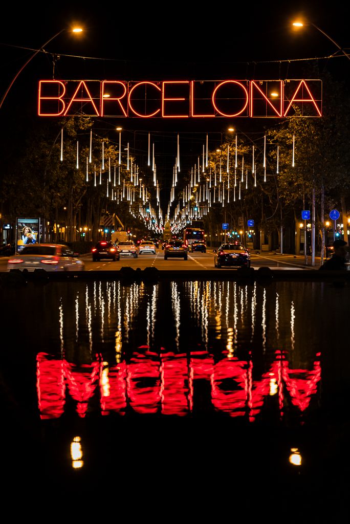 Llums de Nadal amb la paraula “Barcelona”, el dia de la prova de l’encesa de llums