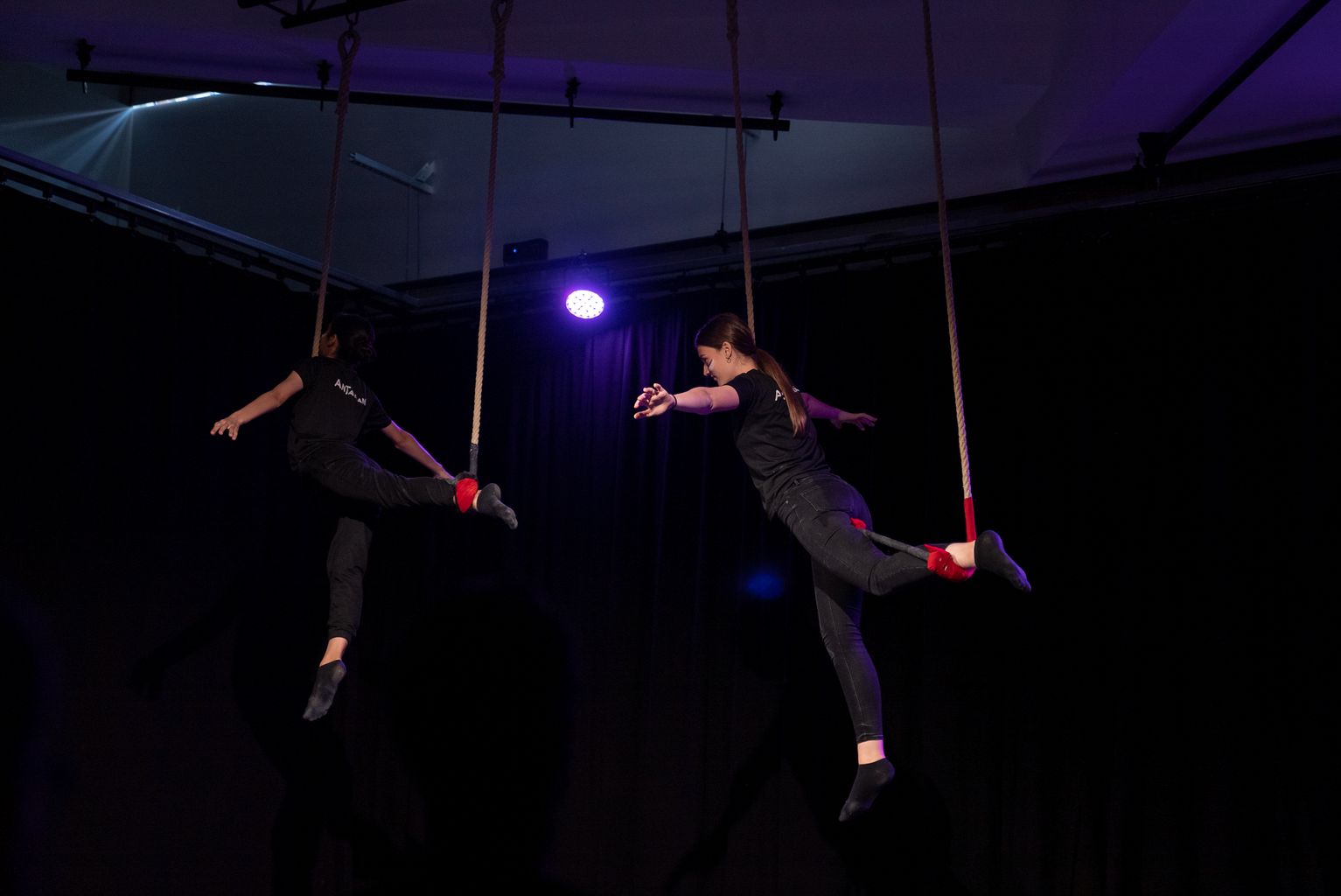 Actuación de circo por parte del alumnado del Instituto Escuela Antaviana en la inauguración de la sala Asfáltica.