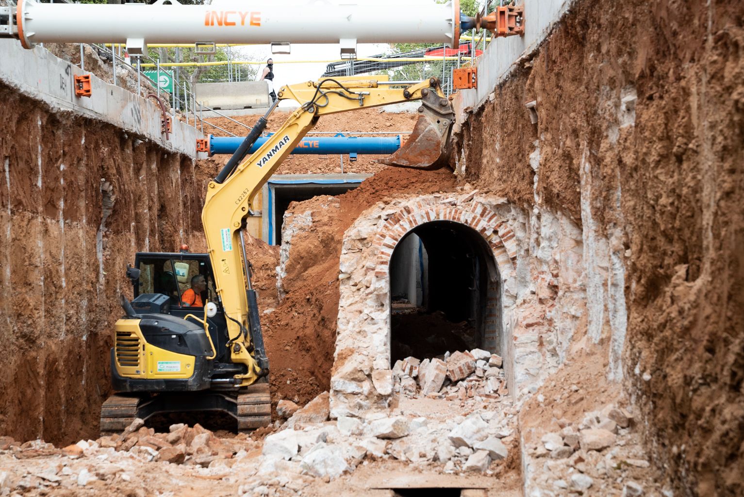 Màquina excavadora treballant a l’interior del calaix soterrat del nou col·lector d’aigua de l’avinguda Diagonal