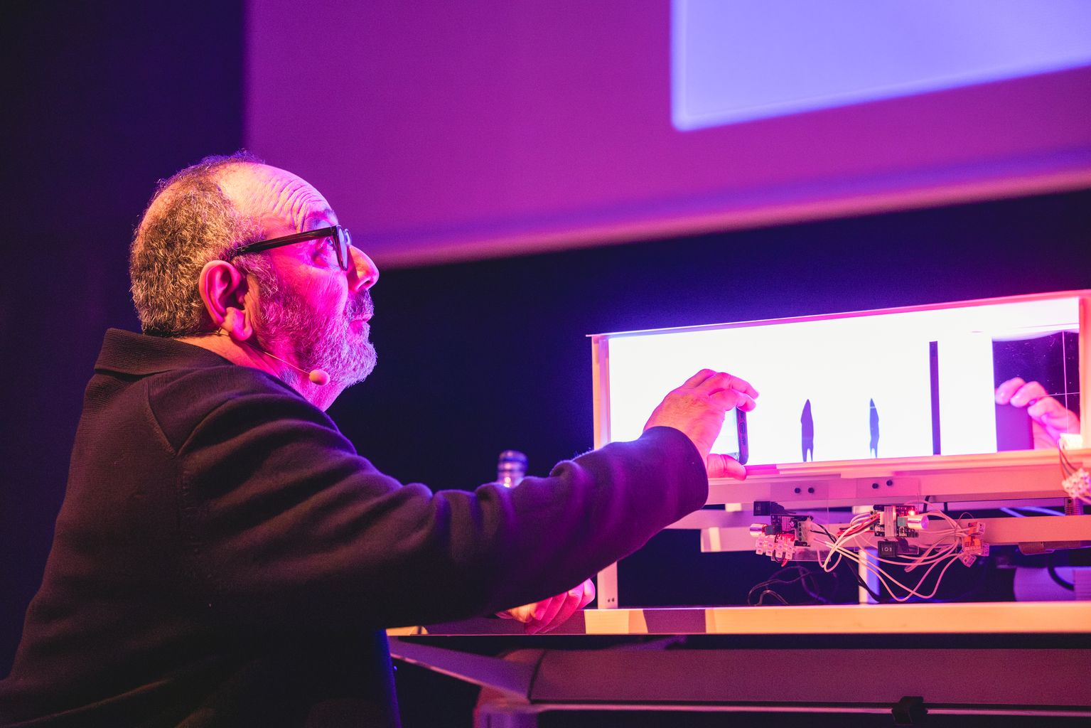 Jornada 'A través de la lent de la llum - trobada d'artistes', intervenció d'Antoni Arola amb 'Paisatges de llum. Maquetes en viu'.
