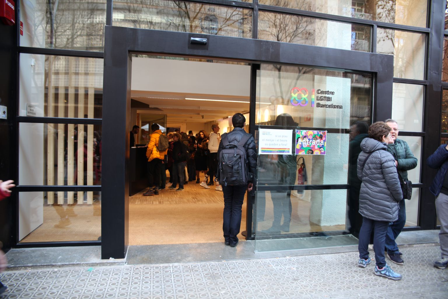 Porta d'entrada del Centre LGTBI Barcelona