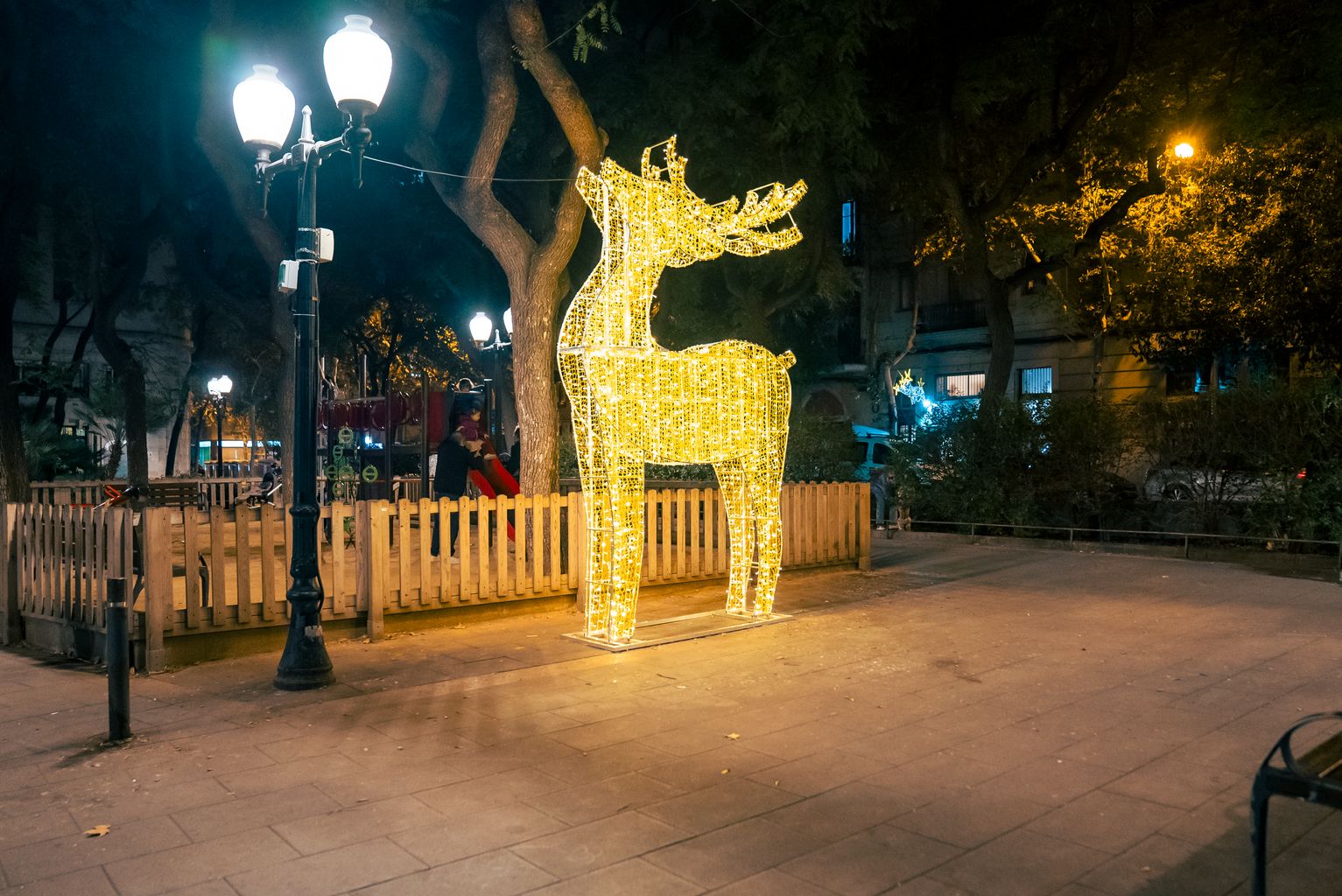 Tótem de luz navideña en forma de reno iluminado en la plazoleta de la Oca, frente al área de juego infantil