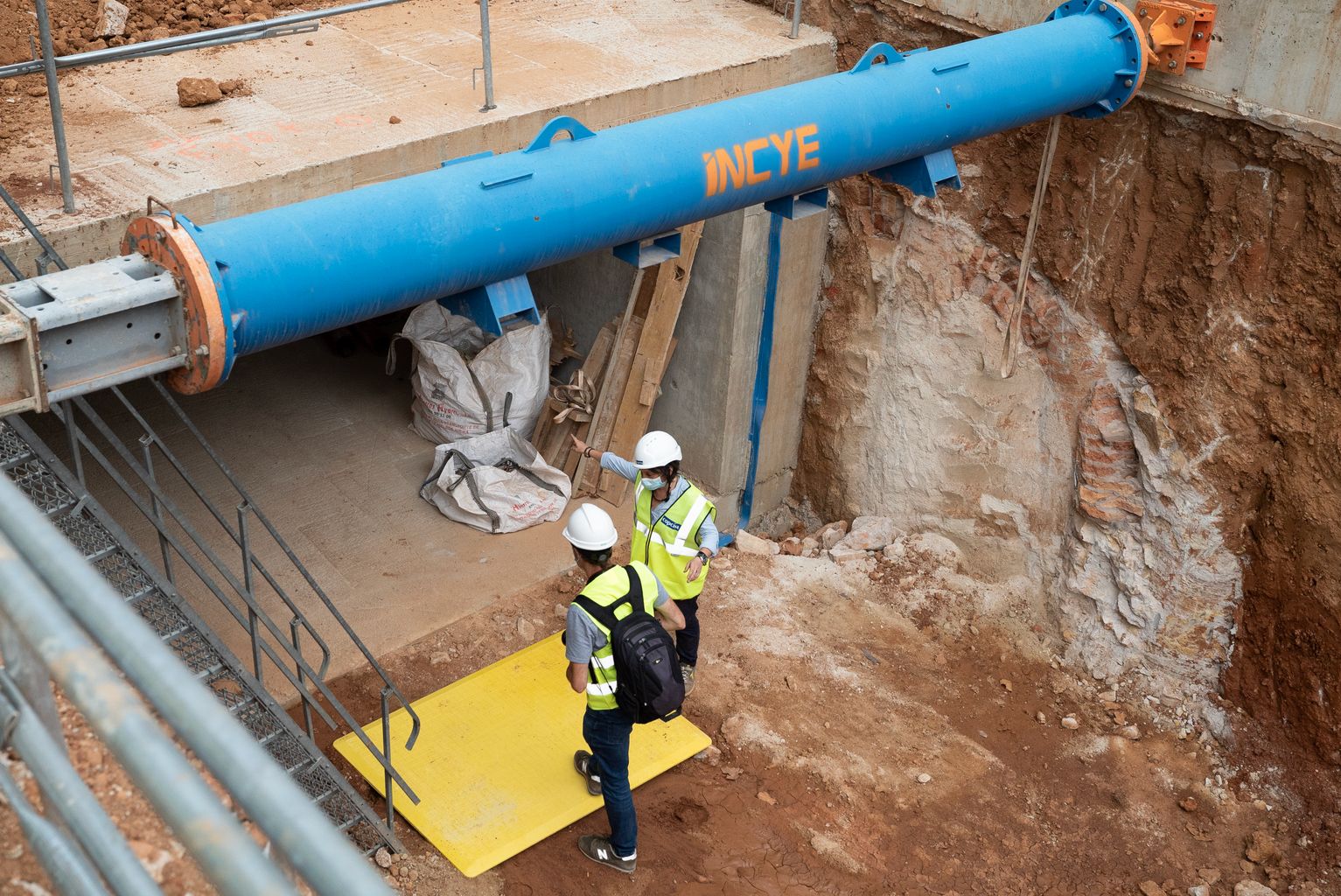 Treballadors al calaix soterrat del nou col·lector d’aigua de l’avinguda Diagonal