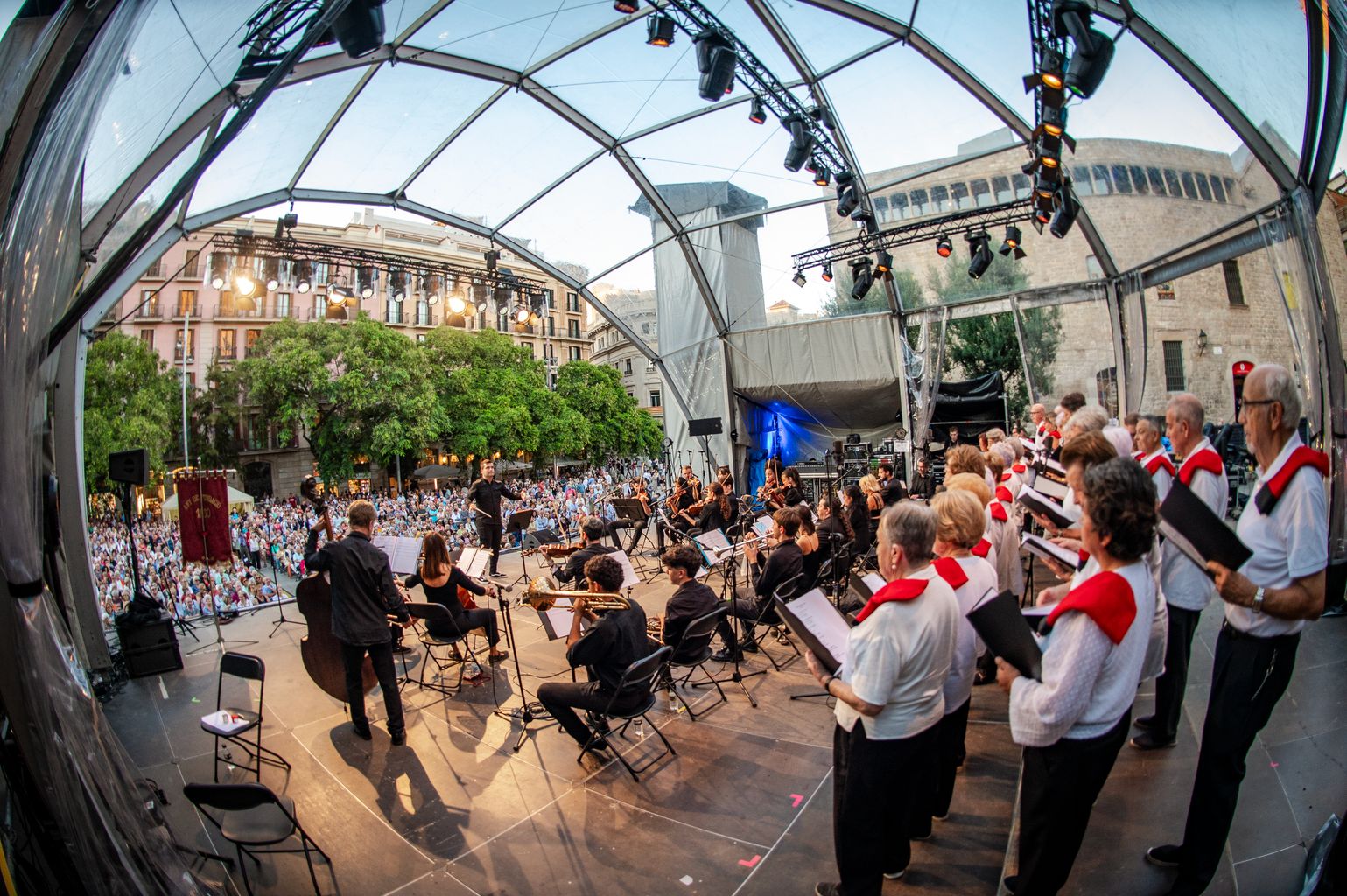 Vista del públic assistent al concert del Cor Clavé des de l’escenari, amb els músics i cantants en primer terme