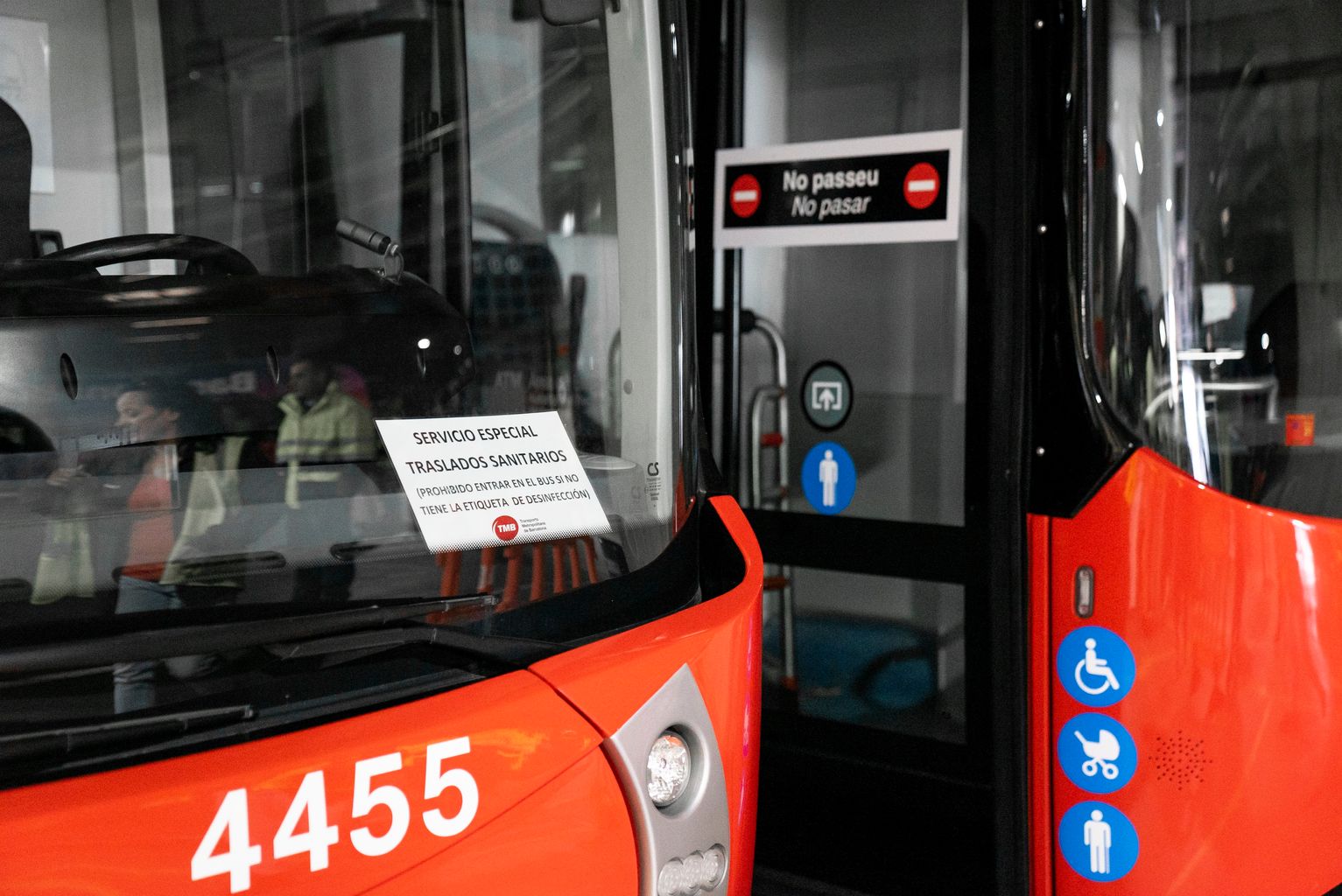 Senyalització específica als autobusos que prohibeix el pas per la porta propera al conductor i uns rètols als vidres de davant
