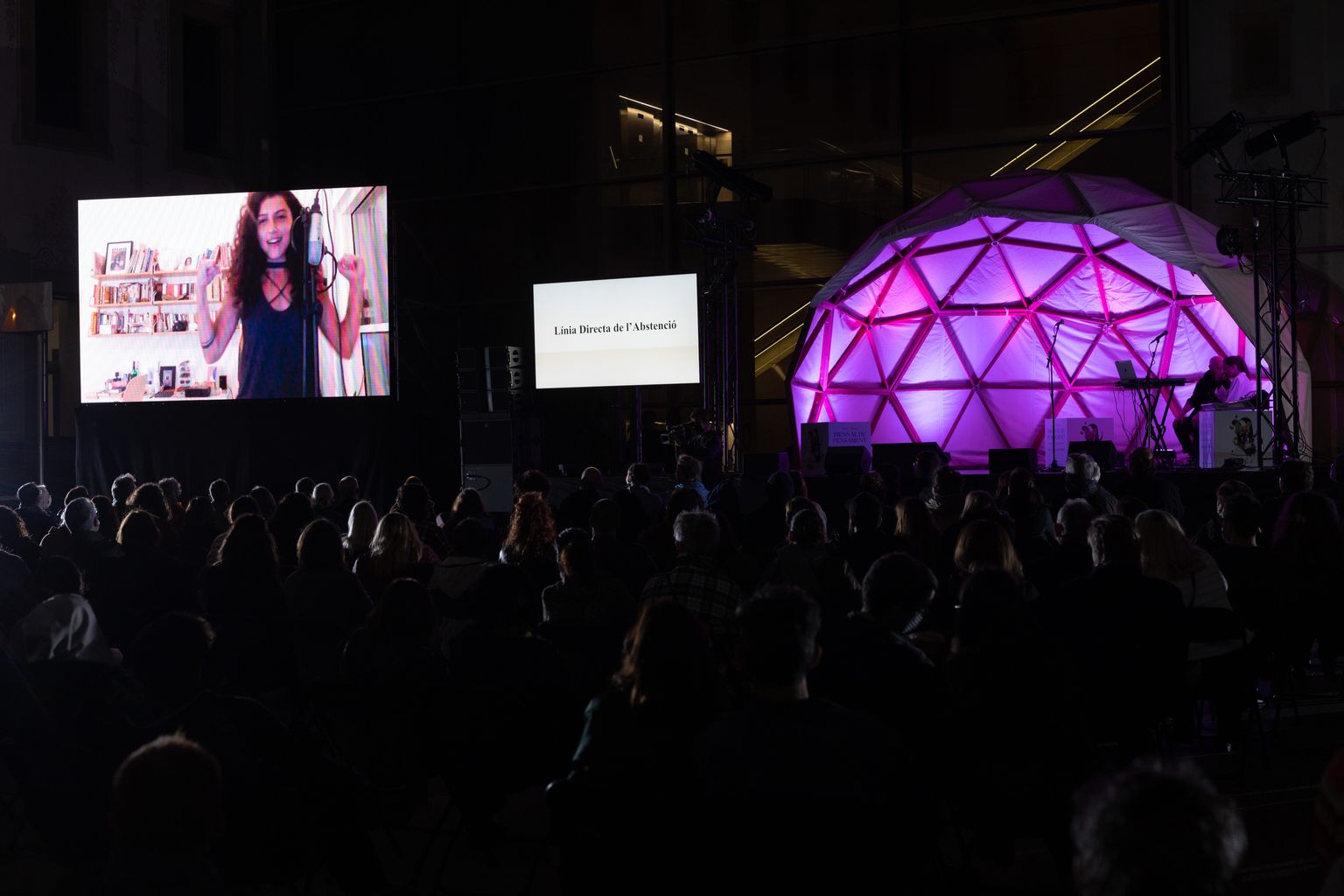 Performance "Una sospita de llu"m amb la presència telemàtica de la poetessa Farah Chamma que es pot seguir a través de la gran pantalla al costat de l'escenari