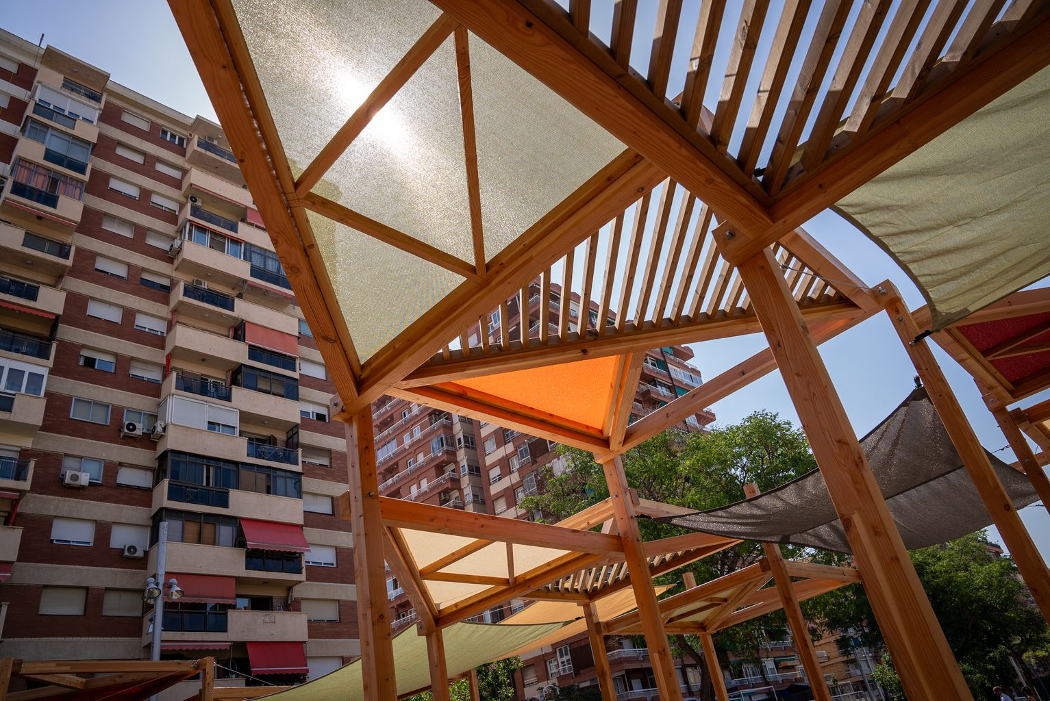 Detall de les plaques de l'estructura "A l'ombra del trencadís", prototip del repte d'ombratge efímer de BIT Habitat a la rambla de Badal