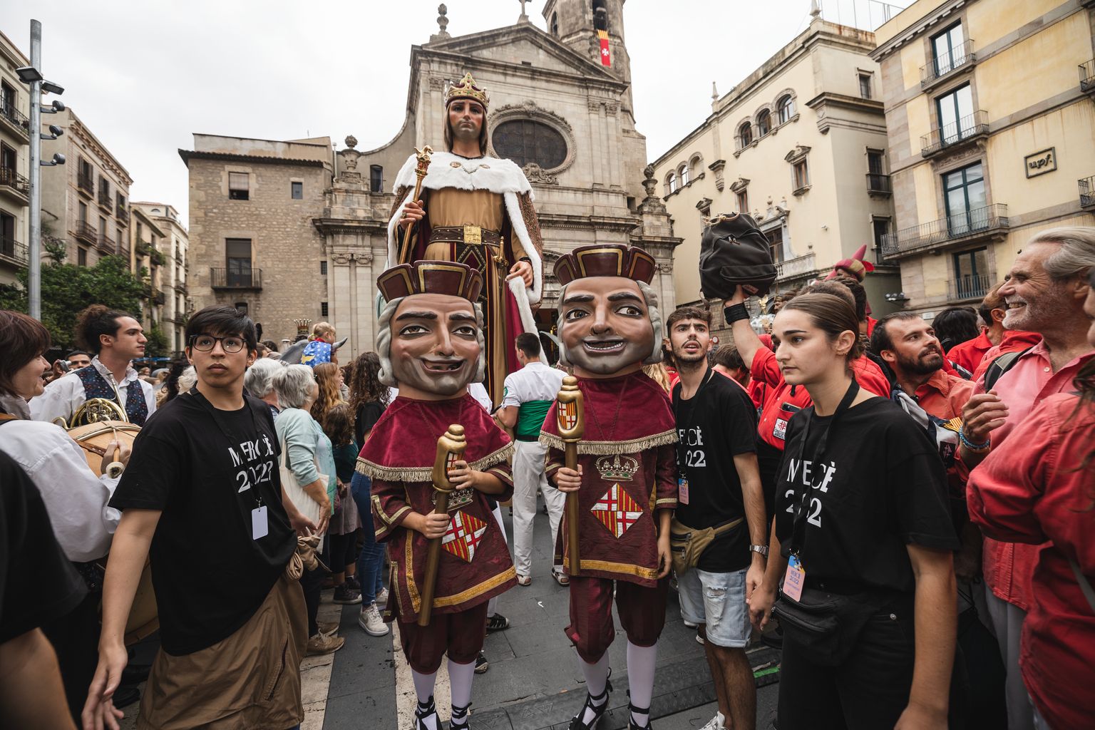 Inici del seguici de la Mercè amb el Gegant de la Ciutat precedit pels Nans Macers sortint de la plaça de la Mercè