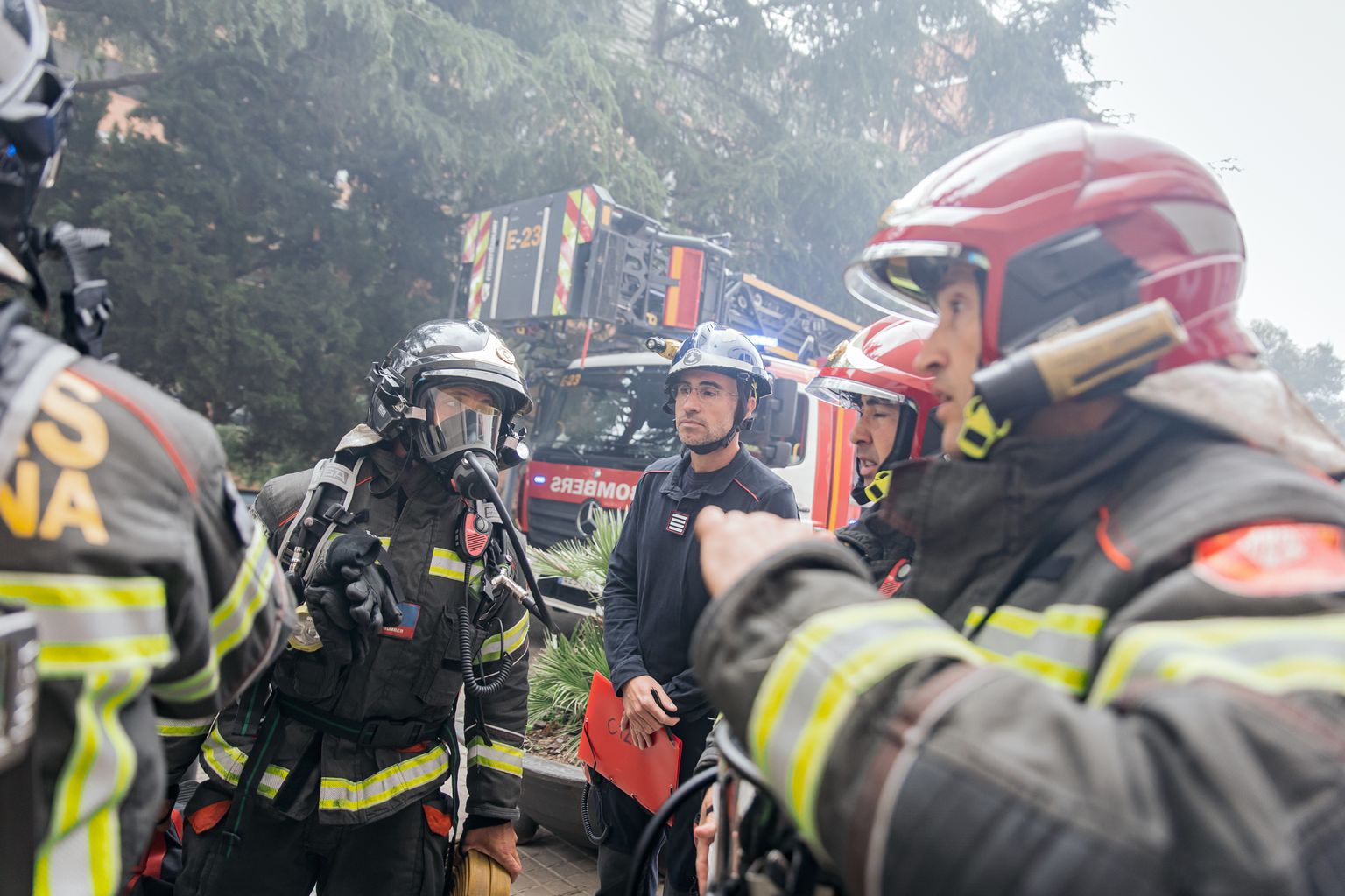Bombers de Barcelona amb tot l’equipament preparats per entrar a l’edifici de l’Hospital de la Vall d’Hebron durant el simulacre d’incendi.