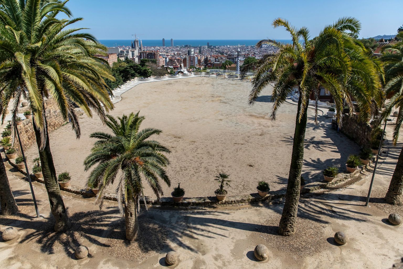 Vistas de Barcelona y de la plaza de la Natura, donde se encuentra el mirador, desde un punto elevado del Park Güell.