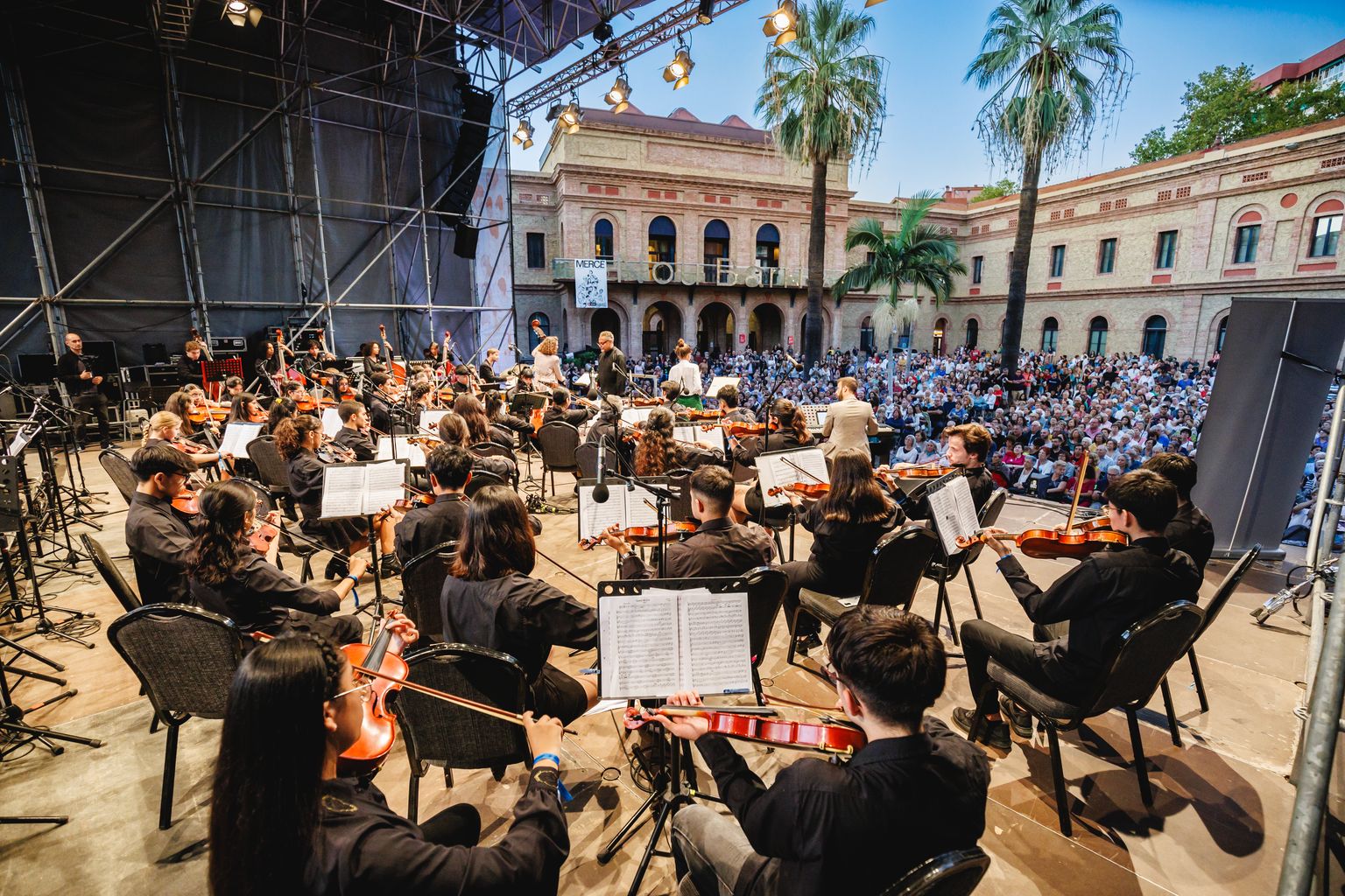 Concert de l’orquestra social Vozes amb Eva Fernández al districte de Nou Barris amb motiu de la Festa Major de la Mercè 2023