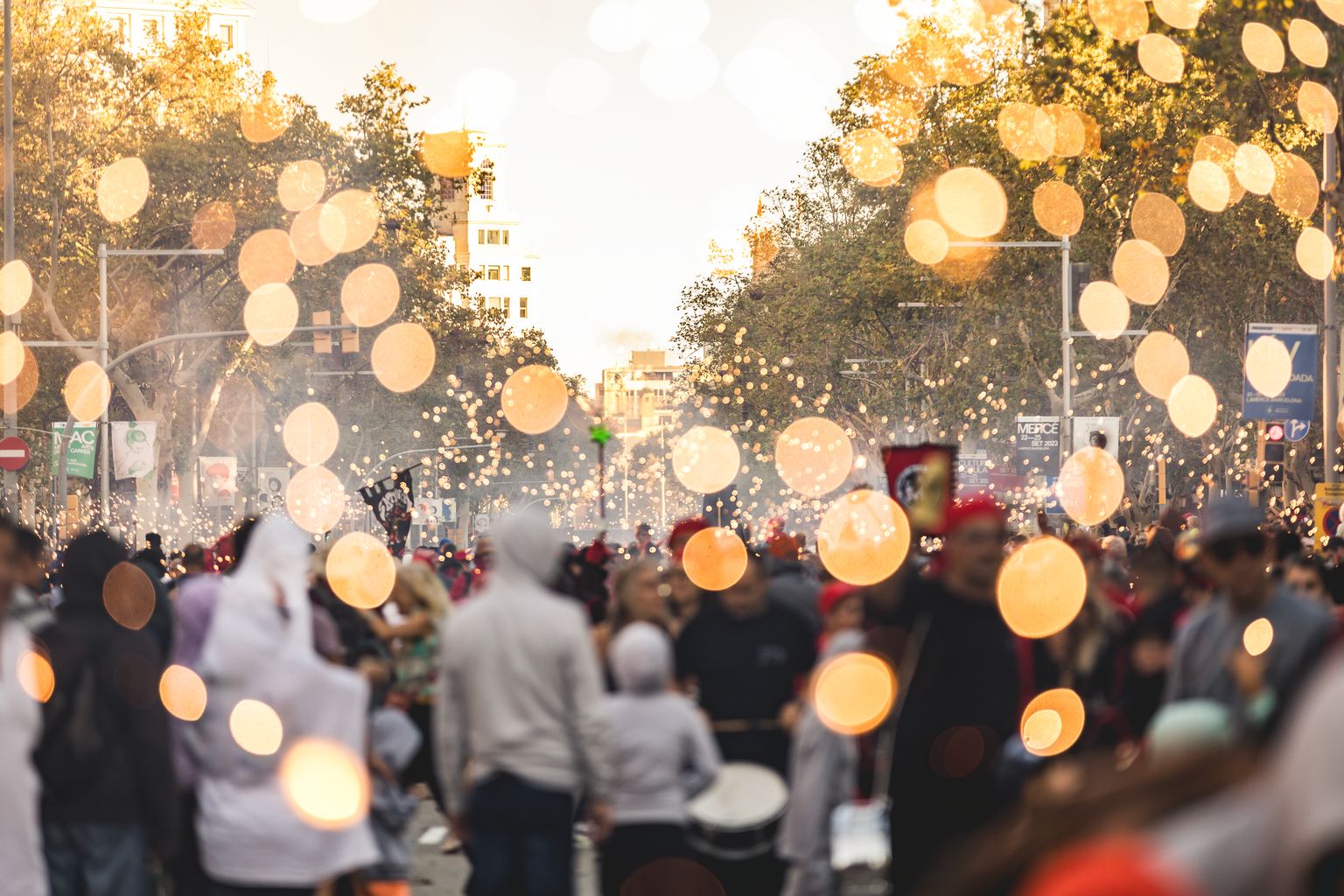 Públic assistent al correfoc de la Mercè al passeig de Gràcia