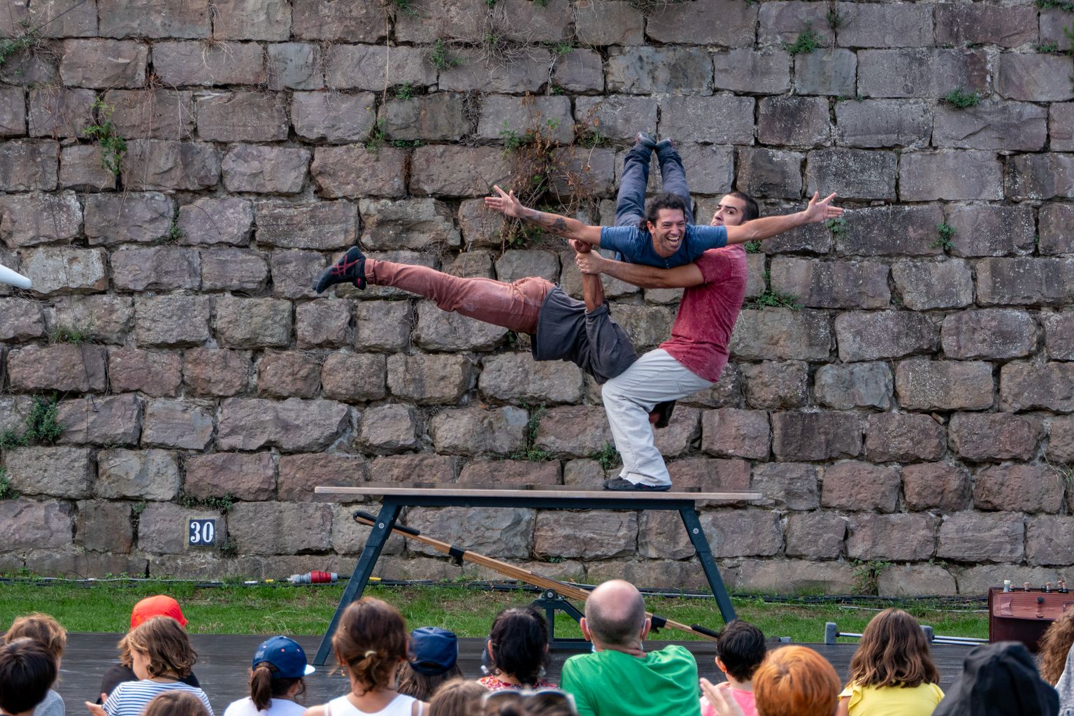 Els membres de Circ Pistolet fan un número d'acrobàcia al MAC Festival del Castell de Montjuïc