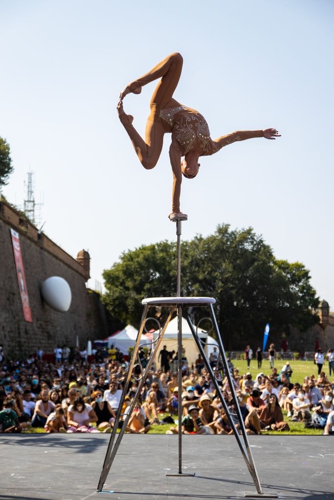 Número acrobàtic de Valeriia Davydenko de l'espectacle "Way to dream" al Castell de Montjuïc al MAC Festival