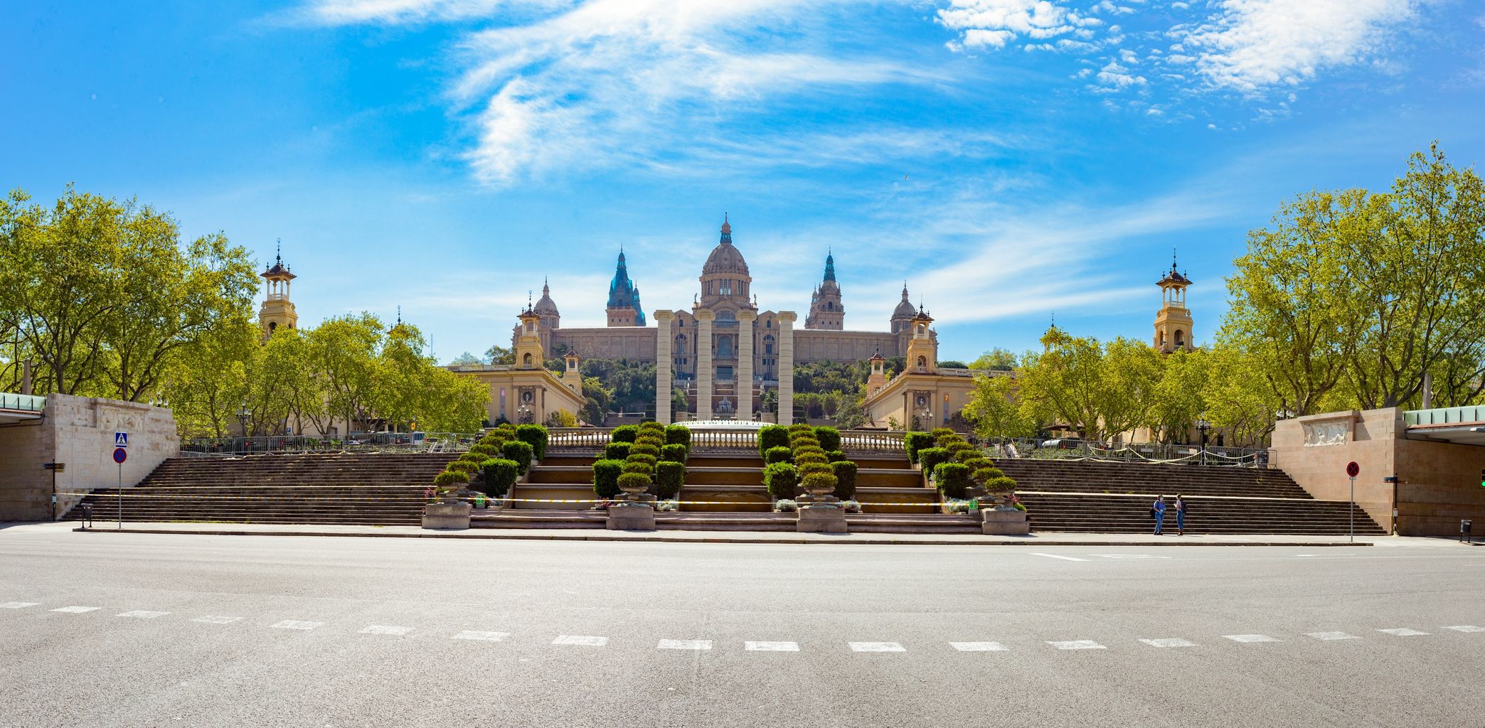 Panoràmica del Museu Nacional d’Art de Catalunya (MNAC) amb les quatre columnes de Puig i Cadafalch. Districte de Sants-Montjuïc.