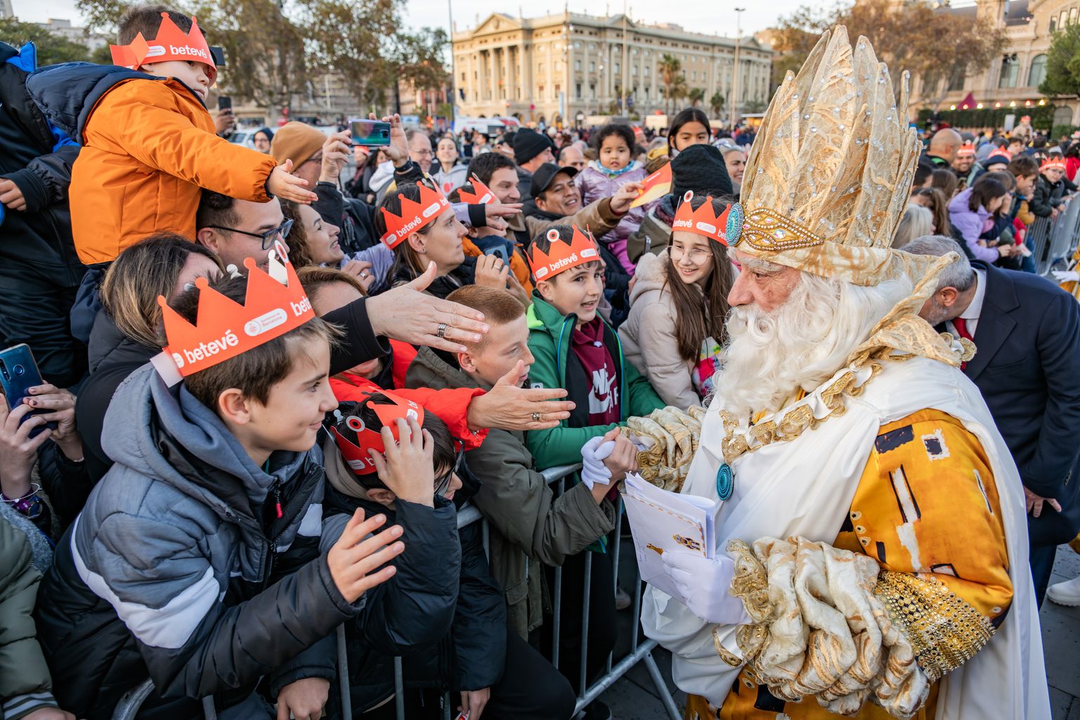El rei Melcior saluda els infants que han vingut a rebre els Reis d’Orient