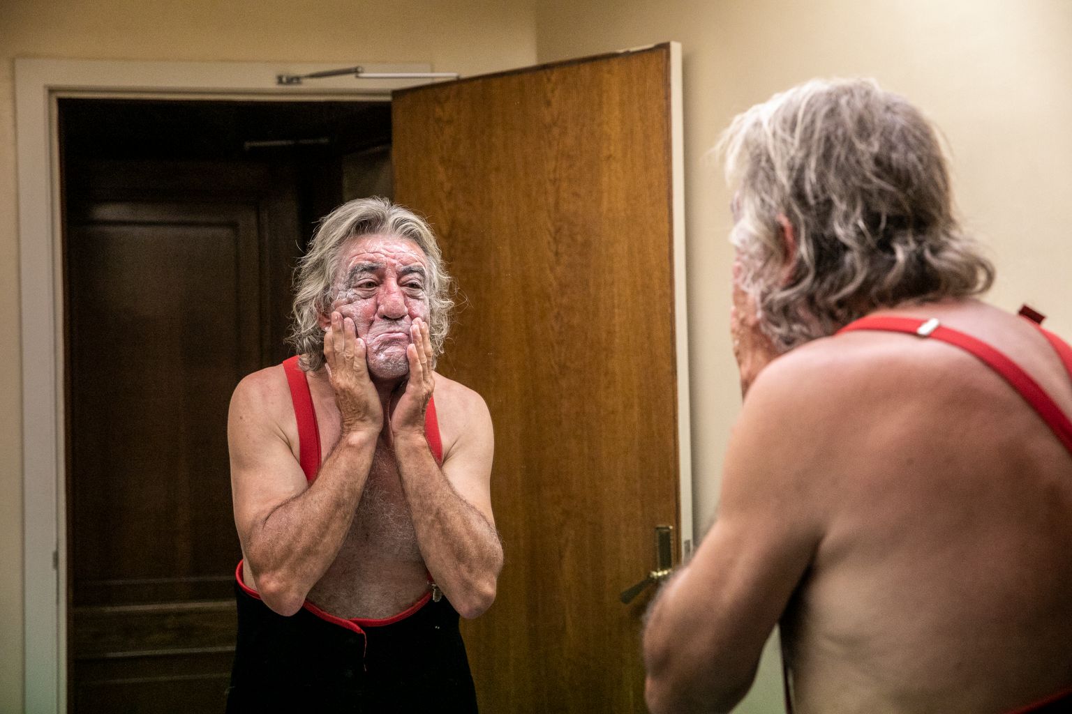 Tortell Poltrona es treu el maquillatge davant d'un mirall un cop acabat l'acte del pregó de la Mercè 2020