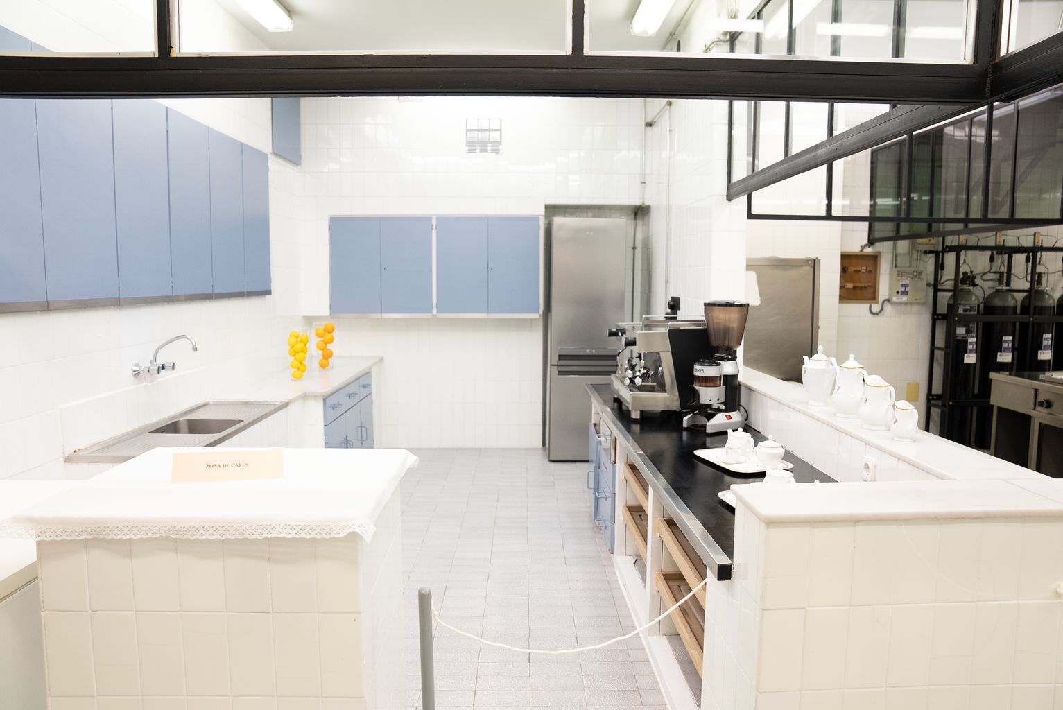 Cuina equipada amb electrodomèstics moderns del Palauet Albéniz