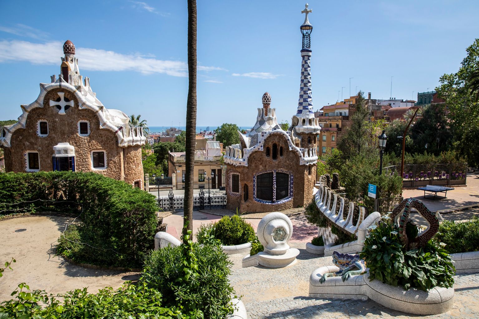 Vista de la entrada al Park Güell desde arriba de las escaleras, con la casa del guarda (izquierda) y el pabellón de administración (derecha).