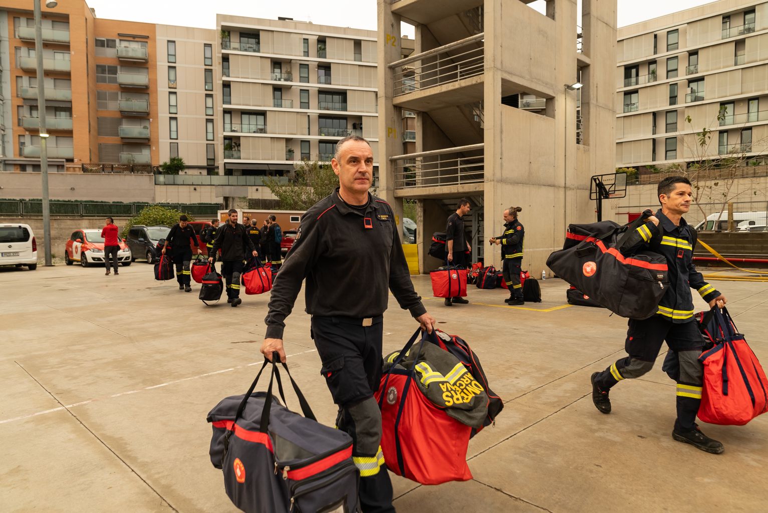 Varios efectivos transportando el equipamiento necesario para el nuevo convoy en la Comunidad Valenciana