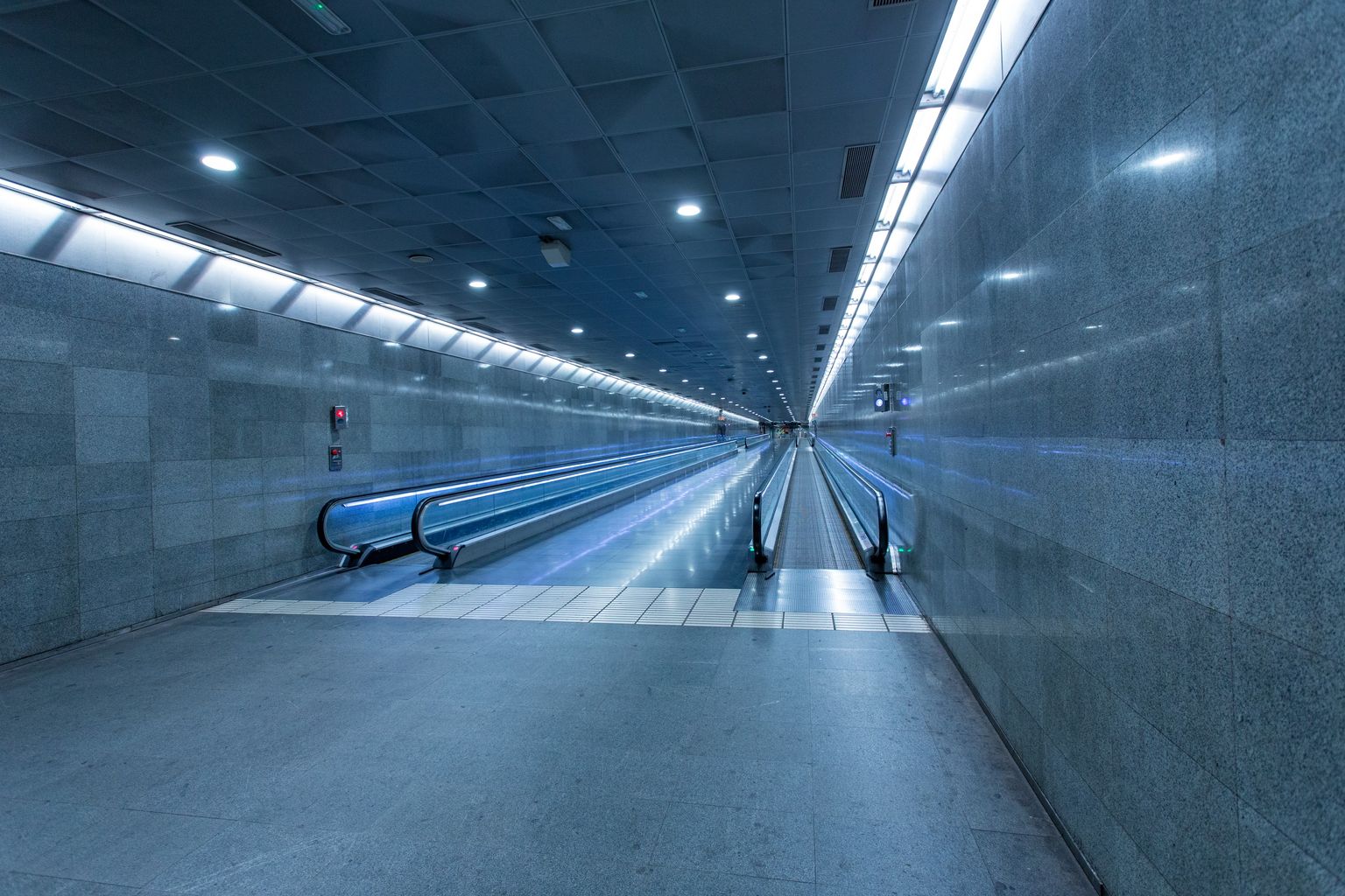 Metro Diagonal, transbordament entre l’L5 i l’L3 totalment buit