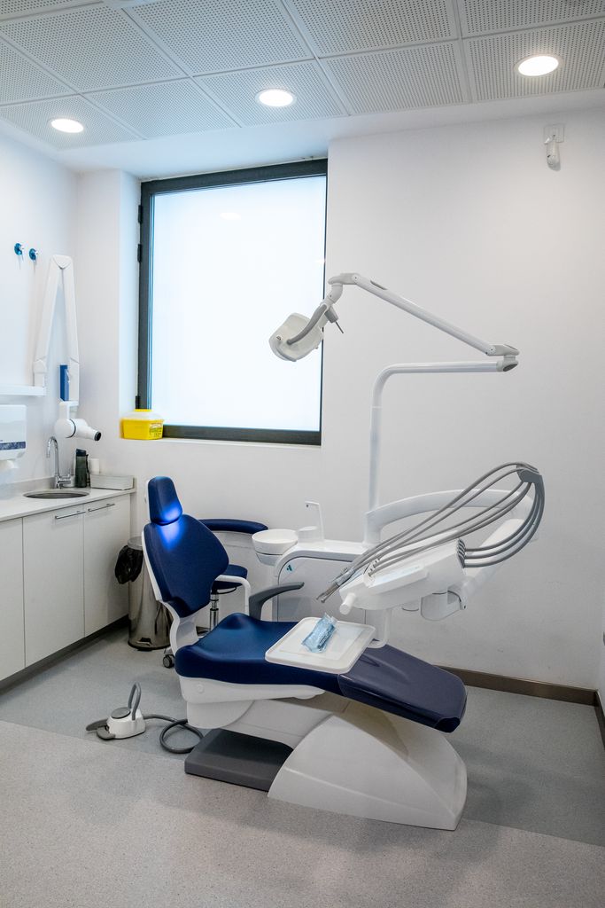 Cadira de dentista en una consulta mèdica