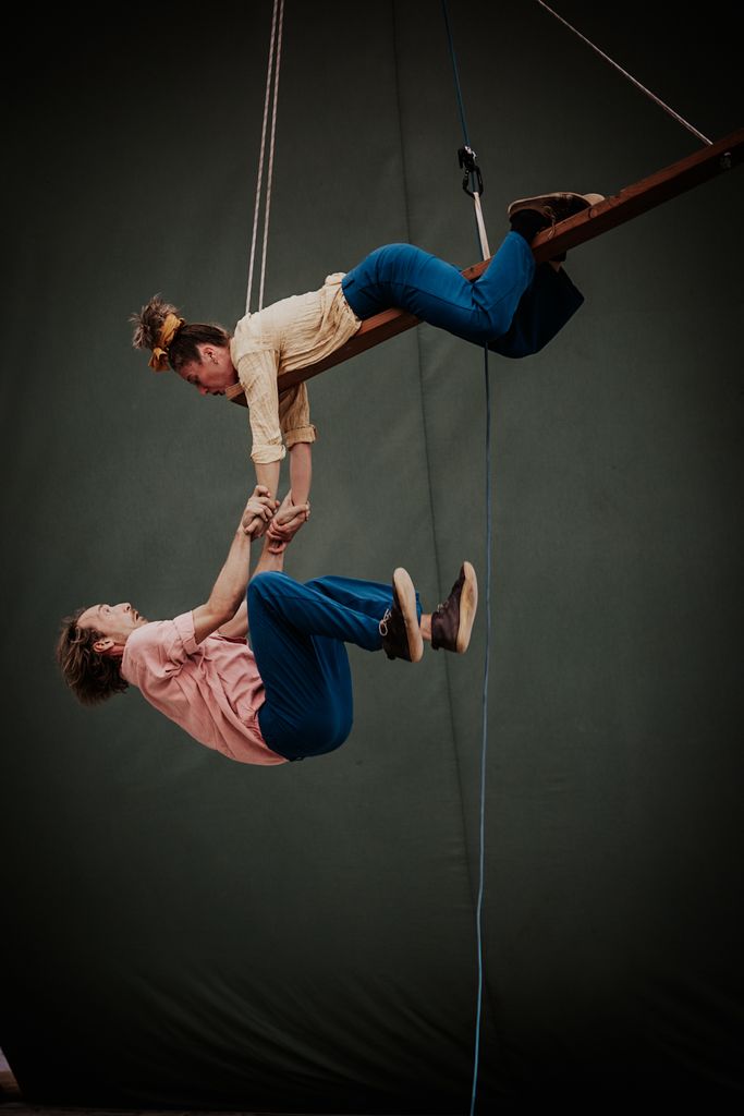 Moment de l'espectacle de circ "INKOGNITO" al Port Olímpic de Barcelona amb motiu de la Mercè 2024