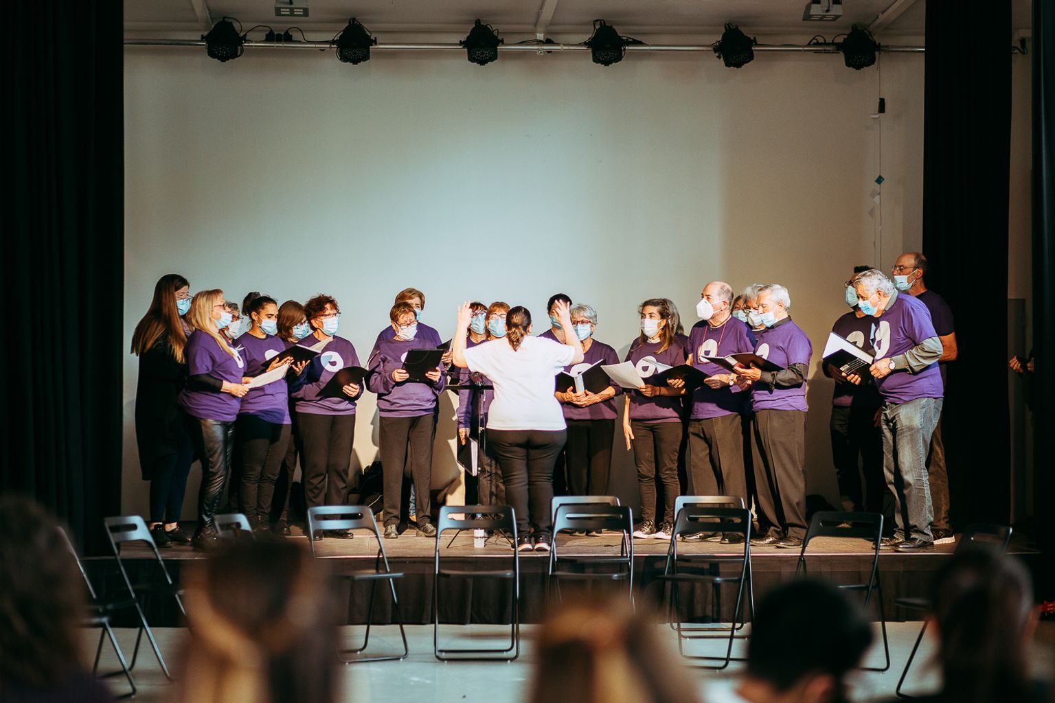 Actuació d’un grup d’infants dirigits per una adulta durant la inauguració de l’espai Tres Ulls de la Trinitat Nova.