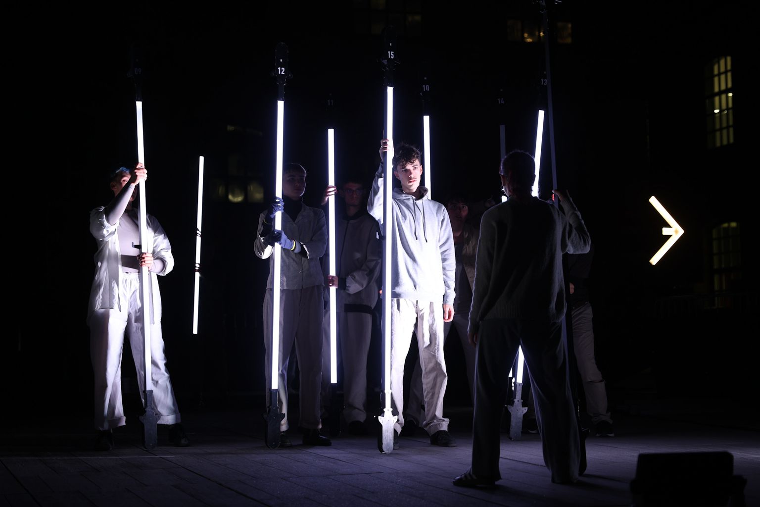 Espectáculo de danza de la instalación artística '(De)construct', de Plattform Association, en el Festival Llum BCN 2025 con las varas luminosas.