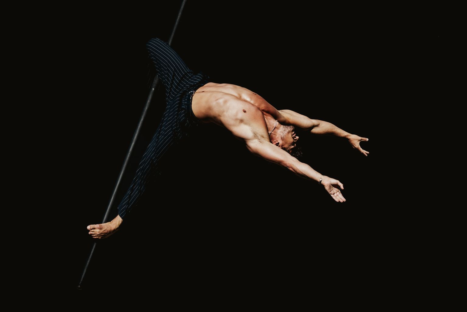 Moment de l’espectacle Kabare Kraplynka al Fossat de Santa Eulàlia, amb l’actuació d’Oleg Tatarynov al pal aeri