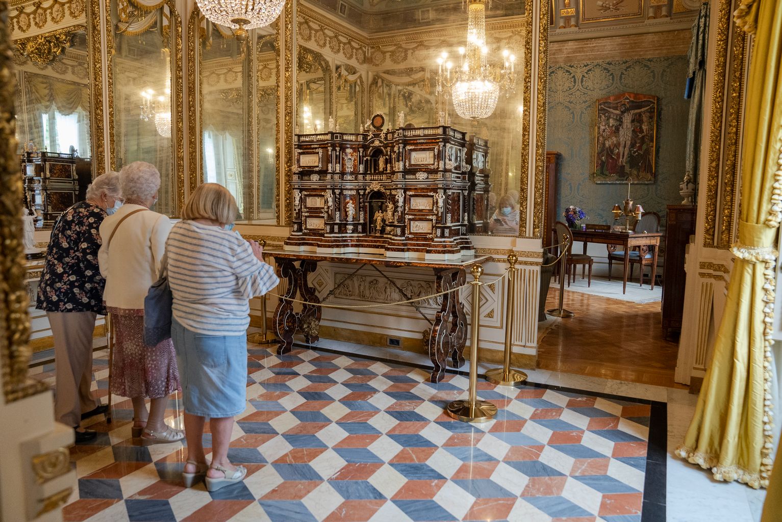 Gent que mira un gran escriptori barroc del Saló dels Miralls del Palauet Albéniz