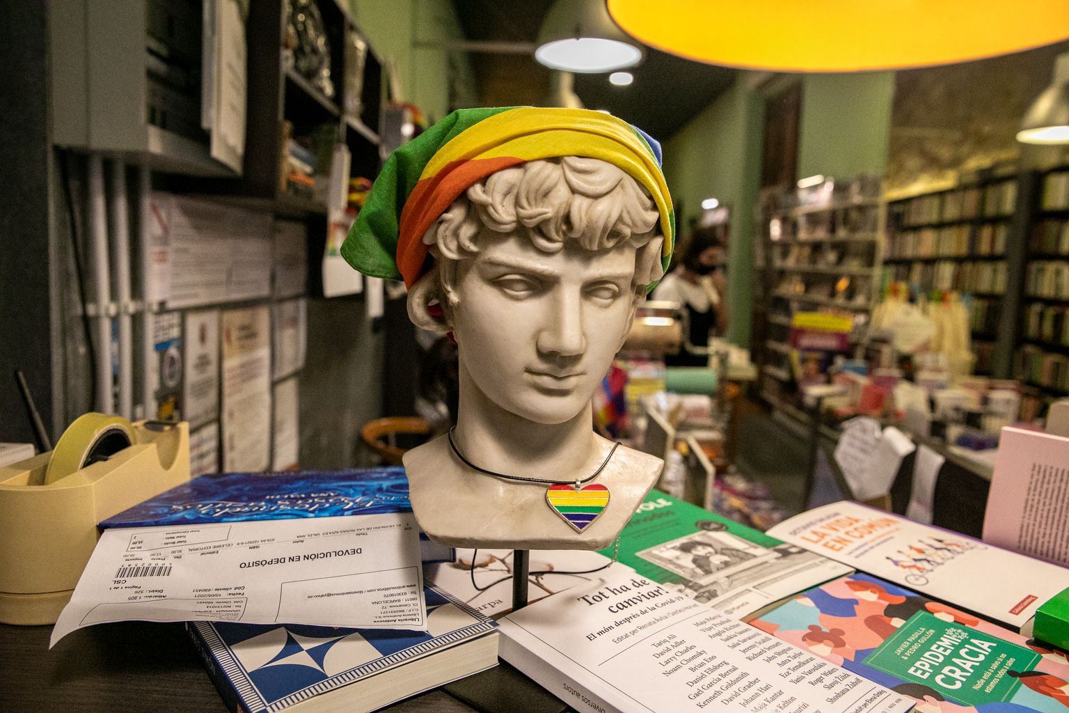 Interior de la Llibreria Antinous, dedicada a la temàtica LGTBI, amb un bust d’Antinoo amb complements