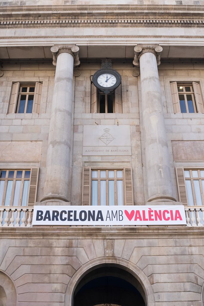 Façana de l’Ajuntament guarnida amb una pancarta de suport ‘Barcelona amb València’